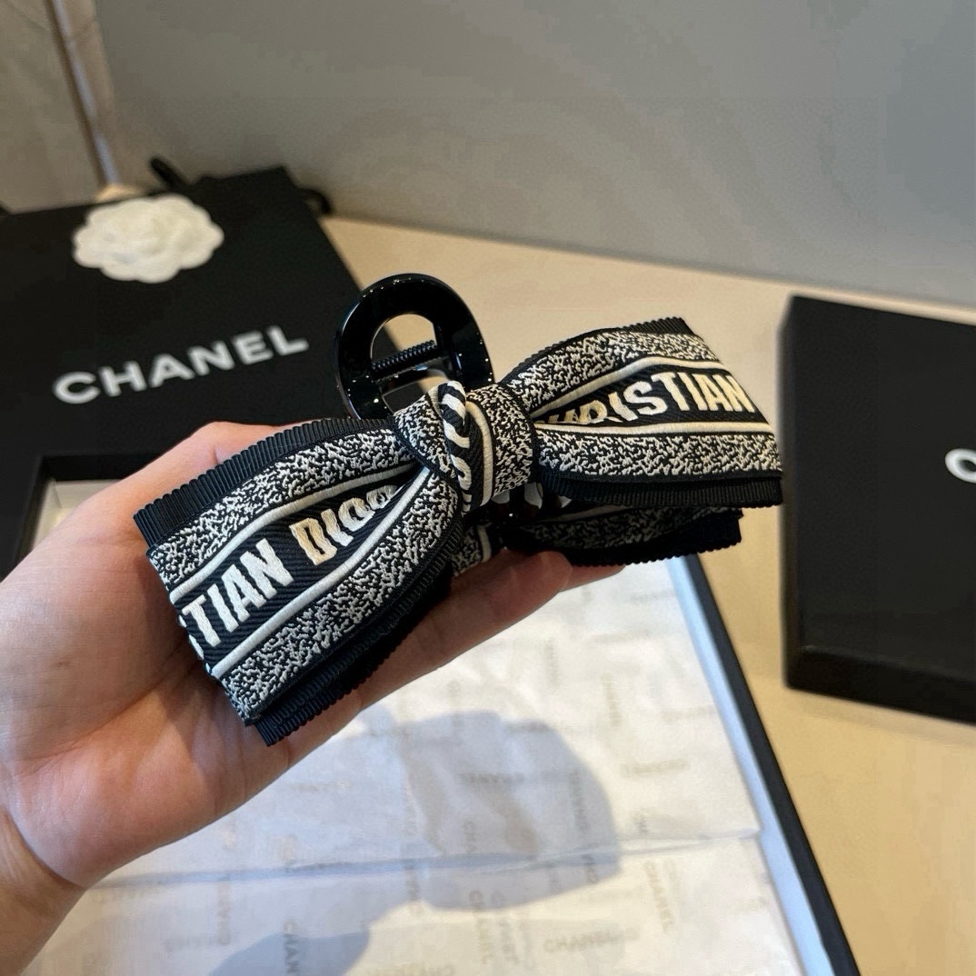🆕 

Dior新款发夹