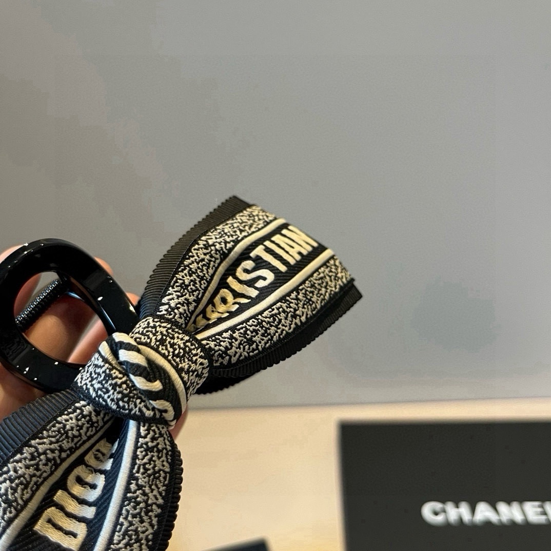 🆕 

Dior新款发夹