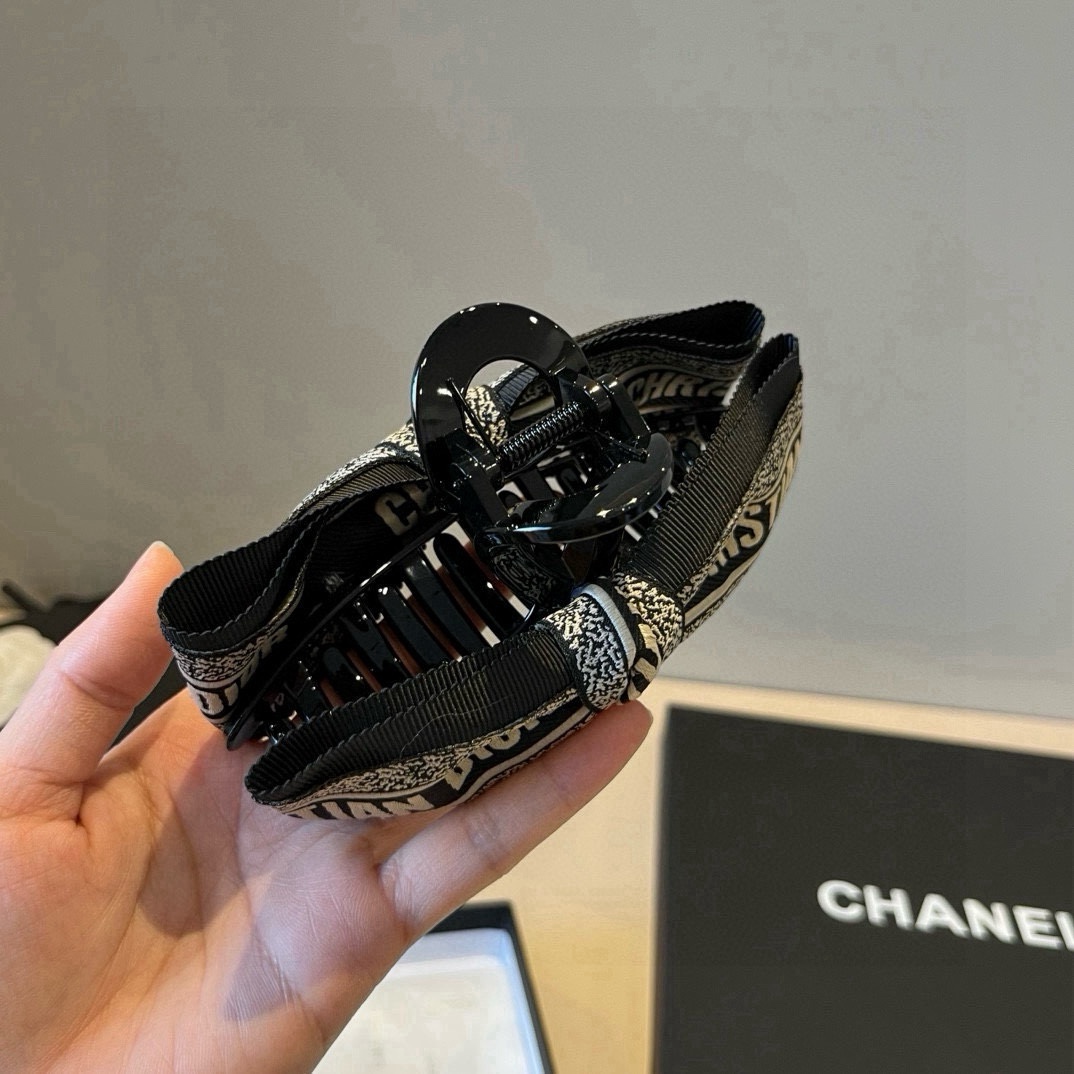 🆕 

Dior新款发夹