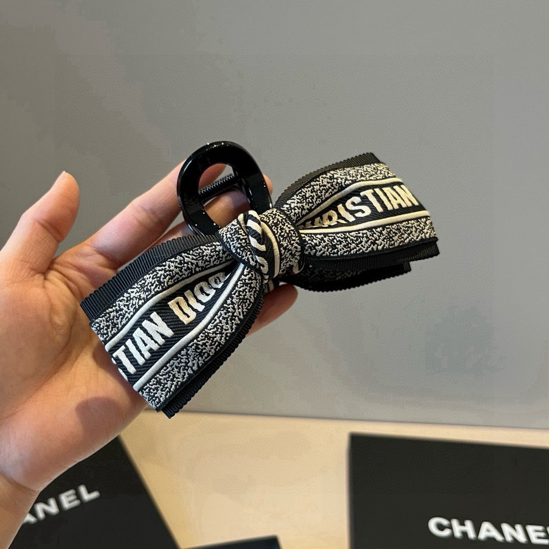 🆕 

Dior新款发夹