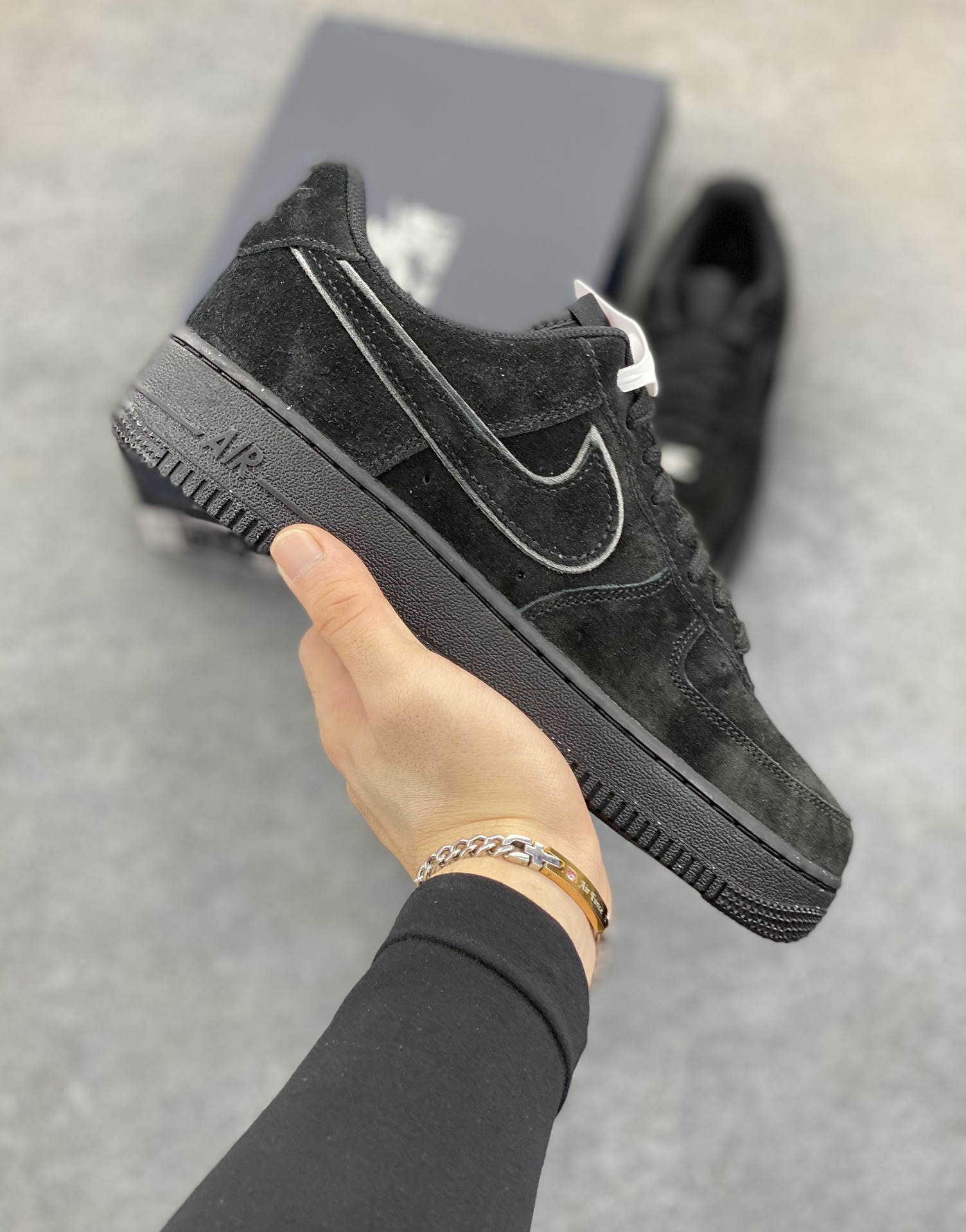 Nike Air Force 1 Low 翻毛黑 原楦头原纸板 打造纯正空军版型 专注外贸渠道 全掌内置蜂窝气垫 原盒配件 原厂中底钢印、拉帮完美 货号：HQ1966-002 尺码：36 36.5 37.5 38 38.5 39 40 40.5 41 42 42.5 43 44 44.5 45-选品中心