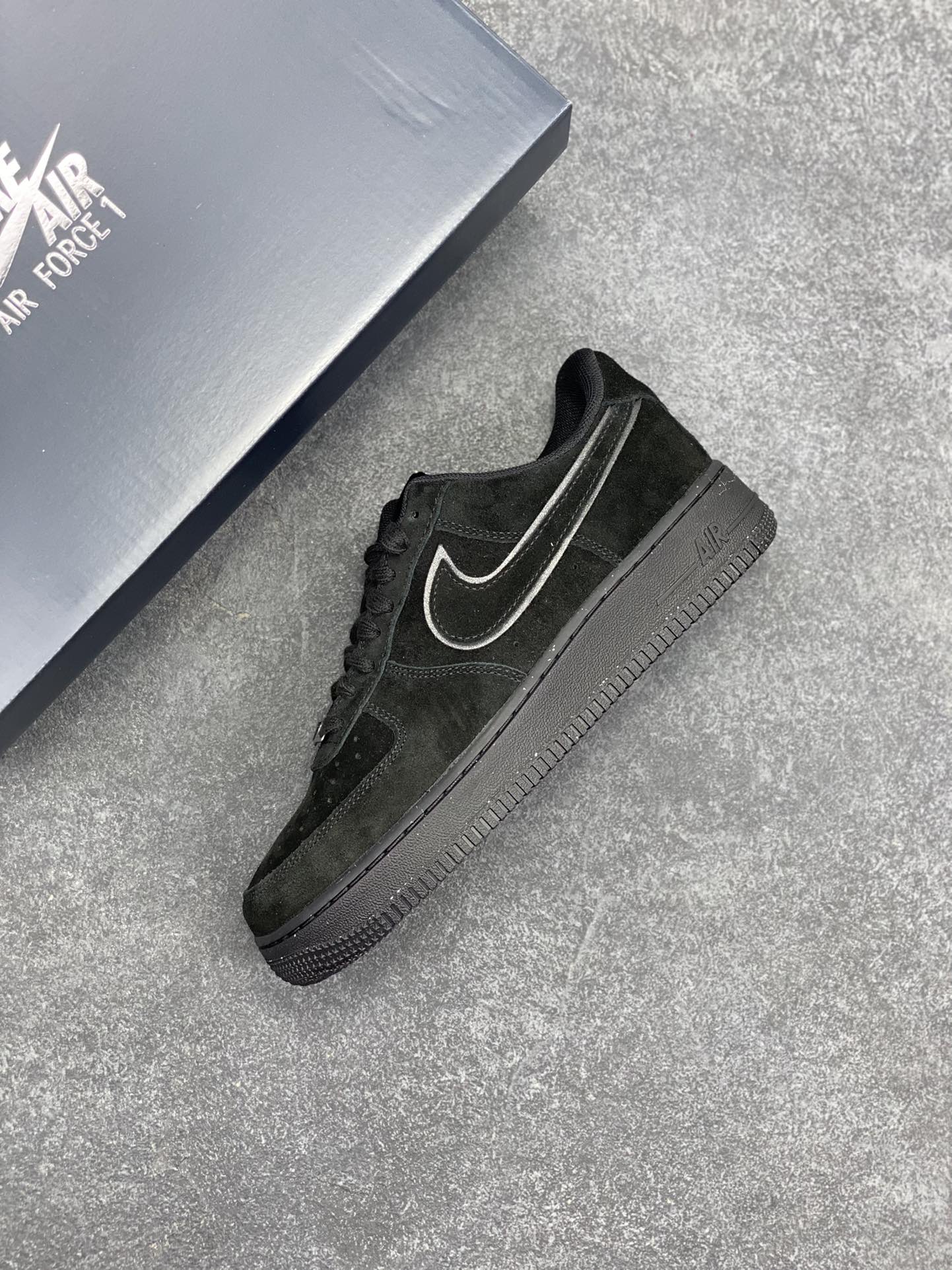 图片[7]-Nike Air Force 1 Low 翻毛黑 原楦头原纸板 打造纯正空军版型 专注外贸渠道 全掌内置蜂窝气垫 原盒配件 原厂中底钢印、拉帮完美 货号：HQ1966-002 尺码：36 36.5 37.5 38 38.5 39 40 40.5 41 42 42.5 43 44 44.5 45-选品中心