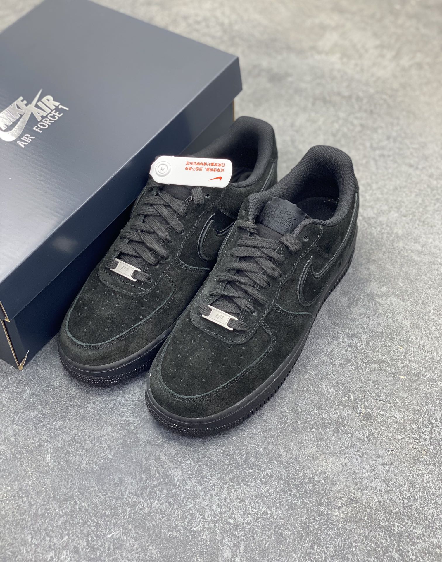 图片[8]-Nike Air Force 1 Low 翻毛黑 原楦头原纸板 打造纯正空军版型 专注外贸渠道 全掌内置蜂窝气垫 原盒配件 原厂中底钢印、拉帮完美 货号：HQ1966-002 尺码：36 36.5 37.5 38 38.5 39 40 40.5 41 42 42.5 43 44 44.5 45-选品中心