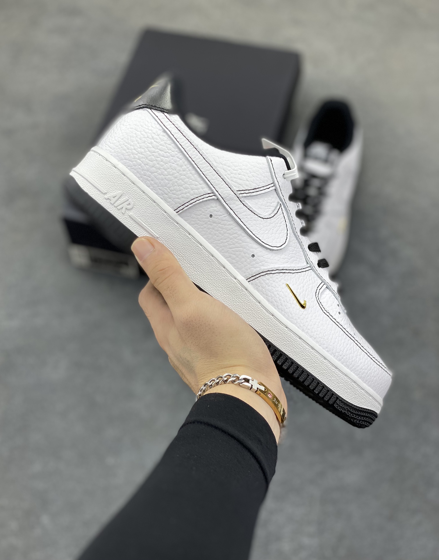 Nike Air Force 1 Low 白黑线小金勾 空军一号低帮运动休闲板鞋 原楦头原纸板 打造纯正空军版型#专注外贸渠道 全掌内置蜂窝气垫 #原盒配件 原厂中底钢印、拉帮完美 货号：IB6543-101 尺码：36 36.5 37.5 38 38.5 39 40 40.5 41 42 42.5 43 44 44.5 45-选品中心