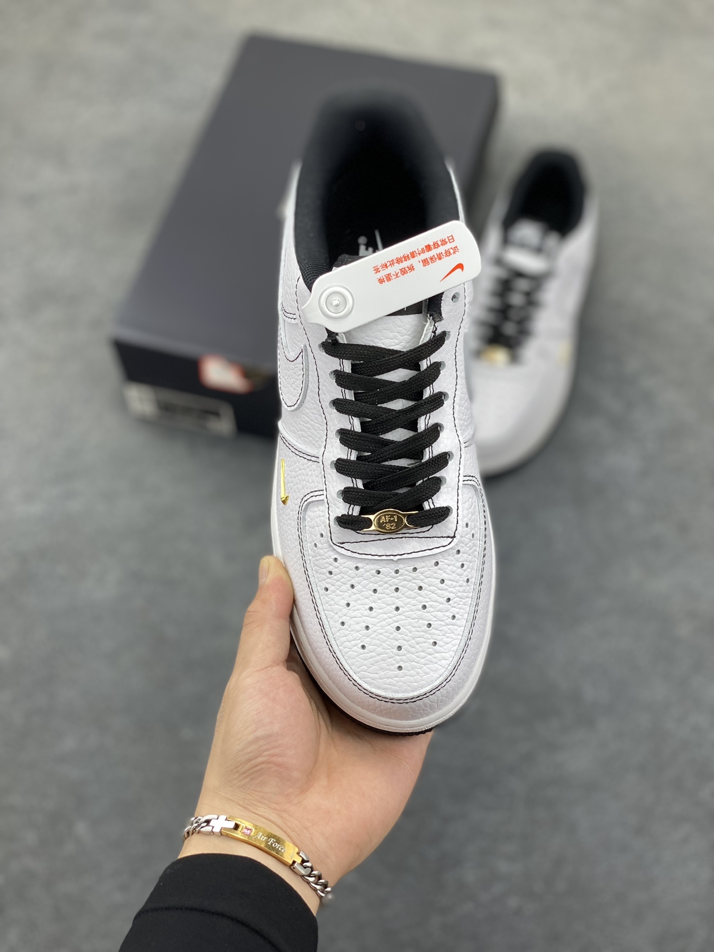 图片[2]-Nike Air Force 1 Low 白黑线小金勾 空军一号低帮运动休闲板鞋 原楦头原纸板 打造纯正空军版型#专注外贸渠道 全掌内置蜂窝气垫 #原盒配件 原厂中底钢印、拉帮完美 货号：IB6543-101 尺码：36 36.5 37.5 38 38.5 39 40 40.5 41 42 42.5 43 44 44.5 45-选品中心