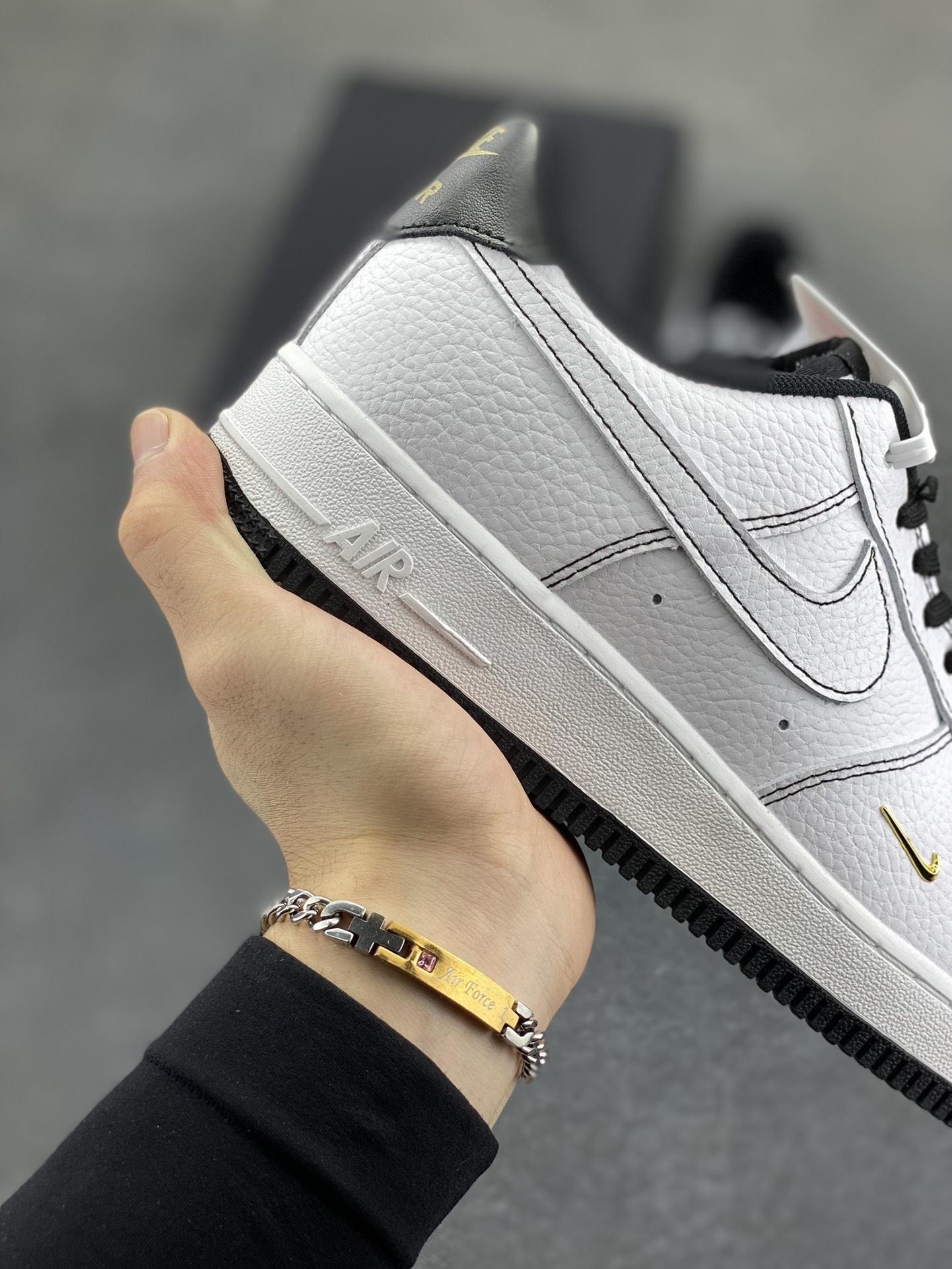图片[6]-Nike Air Force 1 Low 白黑线小金勾 空军一号低帮运动休闲板鞋 原楦头原纸板 打造纯正空军版型#专注外贸渠道 全掌内置蜂窝气垫 #原盒配件 原厂中底钢印、拉帮完美 货号：IB6543-101 尺码：36 36.5 37.5 38 38.5 39 40 40.5 41 42 42.5 43 44 44.5 45-选品中心