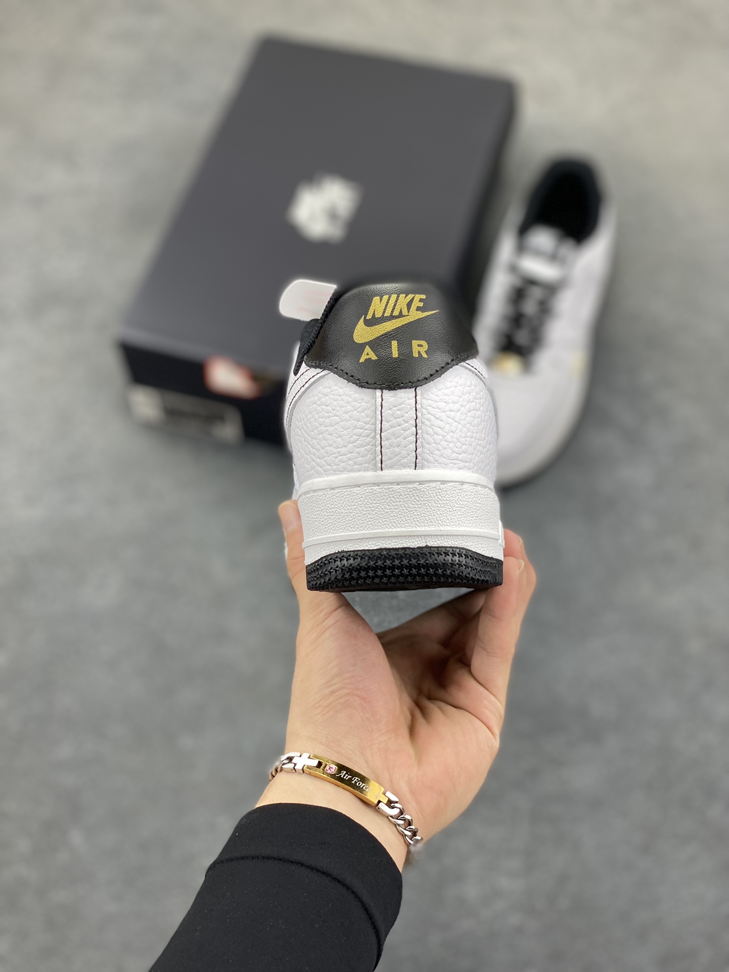 图片[4]-Nike Air Force 1 Low 白黑线小金勾 空军一号低帮运动休闲板鞋 原楦头原纸板 打造纯正空军版型#专注外贸渠道 全掌内置蜂窝气垫 #原盒配件 原厂中底钢印、拉帮完美 货号：IB6543-101 尺码：36 36.5 37.5 38 38.5 39 40 40.5 41 42 42.5 43 44 44.5 45-选品中心