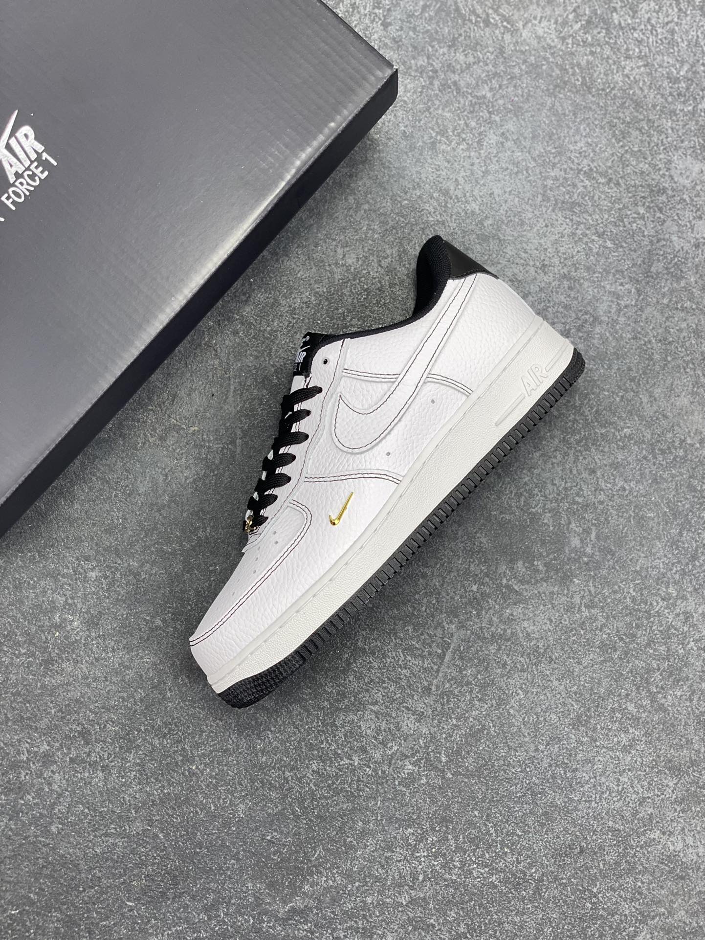 图片[7]-Nike Air Force 1 Low 白黑线小金勾 空军一号低帮运动休闲板鞋 原楦头原纸板 打造纯正空军版型#专注外贸渠道 全掌内置蜂窝气垫 #原盒配件 原厂中底钢印、拉帮完美 货号：IB6543-101 尺码：36 36.5 37.5 38 38.5 39 40 40.5 41 42 42.5 43 44 44.5 45-选品中心