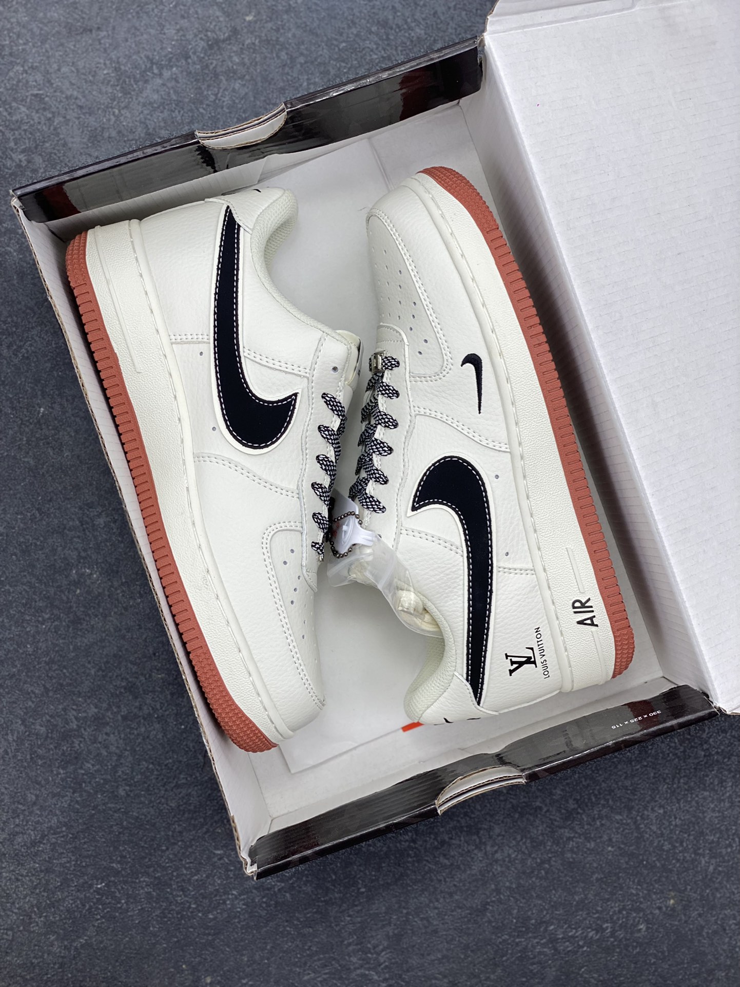 图片[9]-NIke Air Force 1 \’07 Low “LV联名——米黑勾生胶”空军一号 低帮 运动鞋 休闲鞋 折边针车 工艺难度大 原楦头原纸板 原装鞋盒 定制五金配件 内置全掌气垫 原厂鞋底 货号：CS5288-020 尺码：36 36.5 37.5 38 38.5 39 40 40.5 41 42 42.5 43 44 44.5 45-选品中心