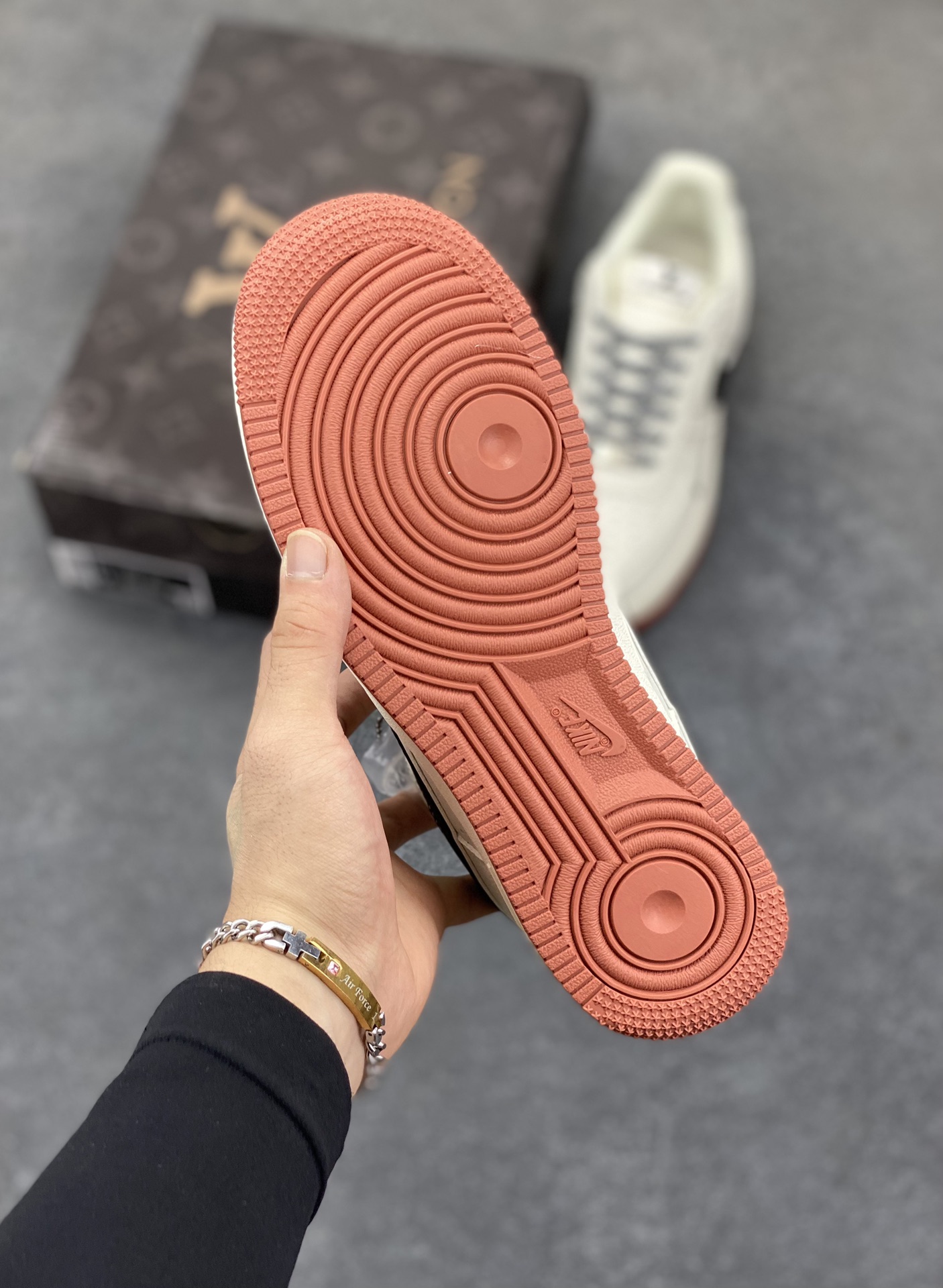 图片[5]-NIke Air Force 1 \’07 Low “LV联名——米黑勾生胶”空军一号 低帮 运动鞋 休闲鞋 折边针车 工艺难度大 原楦头原纸板 原装鞋盒 定制五金配件 内置全掌气垫 原厂鞋底 货号：CS5288-020 尺码：36 36.5 37.5 38 38.5 39 40 40.5 41 42 42.5 43 44 44.5 45-选品中心