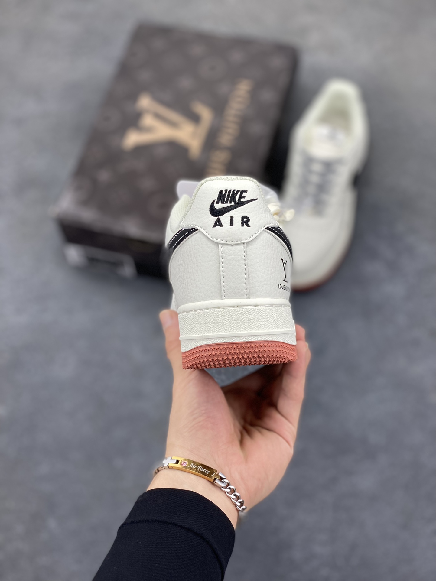 图片[4]-NIke Air Force 1 \’07 Low “LV联名——米黑勾生胶”空军一号 低帮 运动鞋 休闲鞋 折边针车 工艺难度大 原楦头原纸板 原装鞋盒 定制五金配件 内置全掌气垫 原厂鞋底 货号：CS5288-020 尺码：36 36.5 37.5 38 38.5 39 40 40.5 41 42 42.5 43 44 44.5 45-选品中心