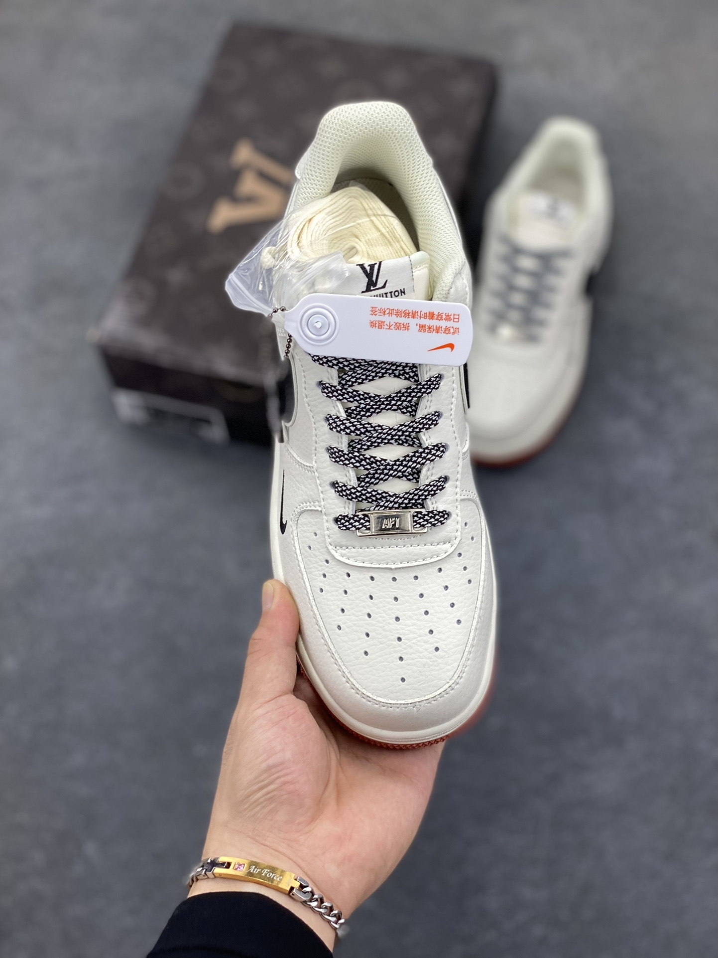 图片[2]-NIke Air Force 1 \’07 Low “LV联名——米黑勾生胶”空军一号 低帮 运动鞋 休闲鞋 折边针车 工艺难度大 原楦头原纸板 原装鞋盒 定制五金配件 内置全掌气垫 原厂鞋底 货号：CS5288-020 尺码：36 36.5 37.5 38 38.5 39 40 40.5 41 42 42.5 43 44 44.5 45-选品中心