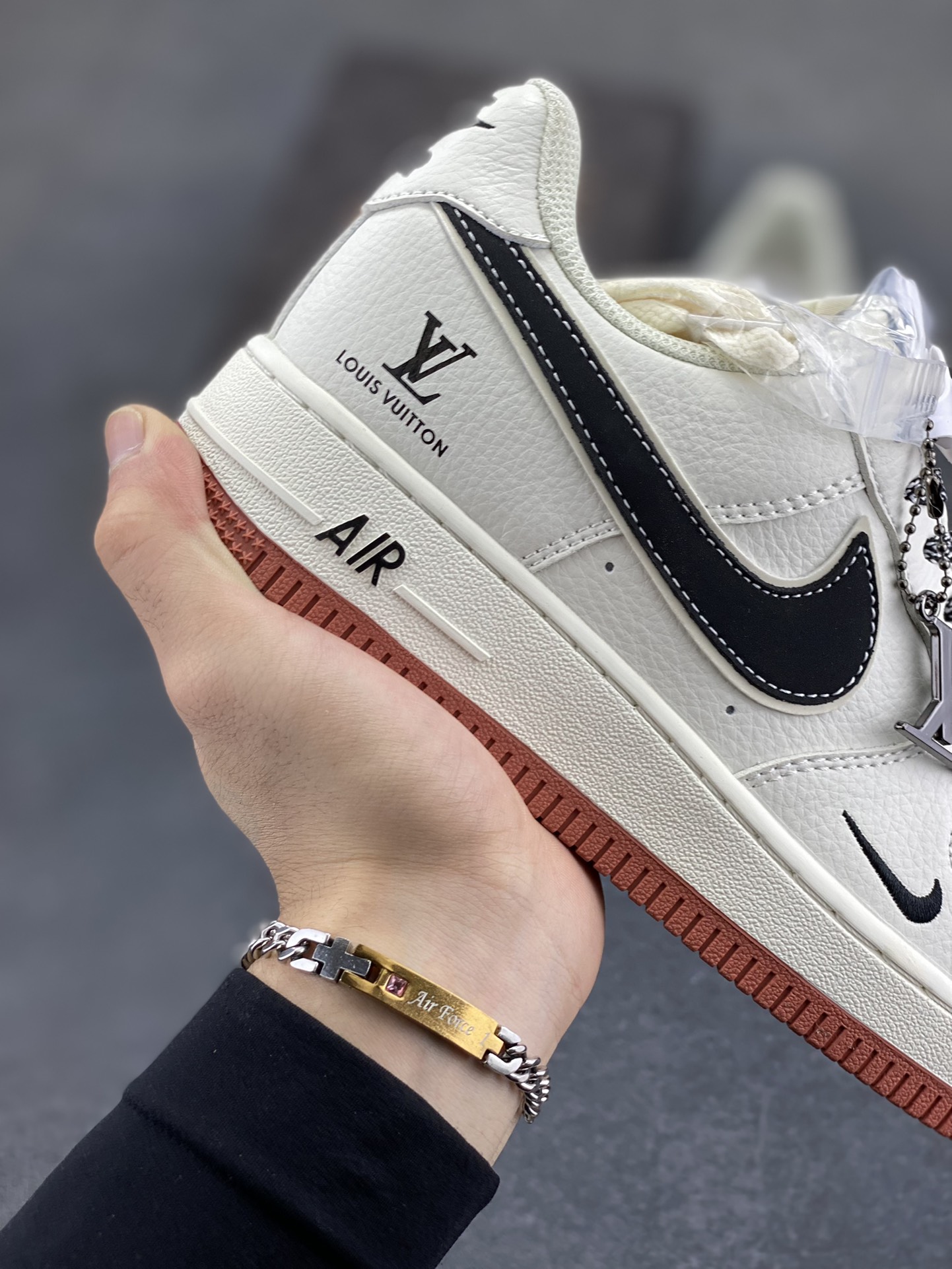 图片[6]-NIke Air Force 1 \’07 Low “LV联名——米黑勾生胶”空军一号 低帮 运动鞋 休闲鞋 折边针车 工艺难度大 原楦头原纸板 原装鞋盒 定制五金配件 内置全掌气垫 原厂鞋底 货号：CS5288-020 尺码：36 36.5 37.5 38 38.5 39 40 40.5 41 42 42.5 43 44 44.5 45-选品中心