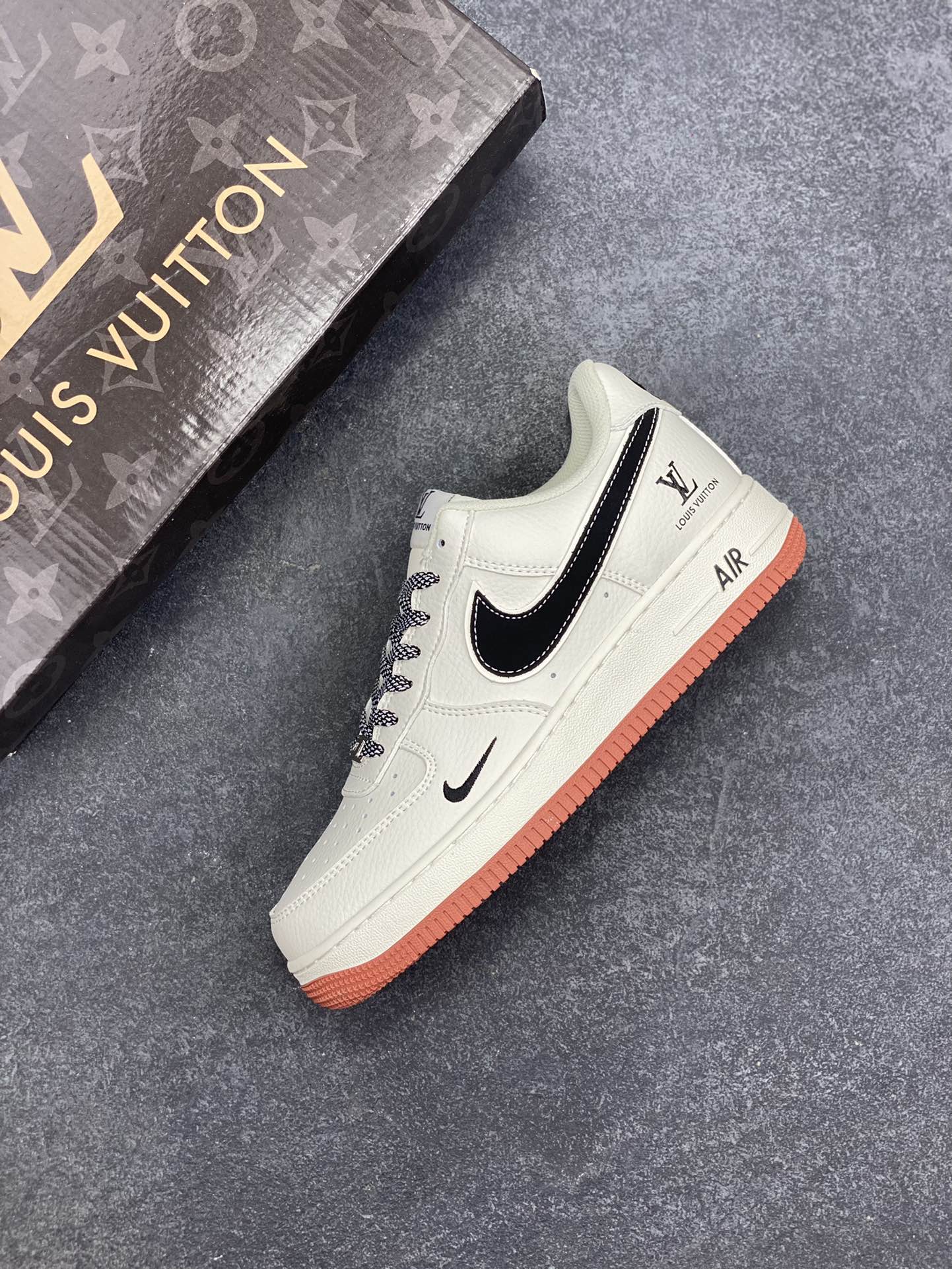 图片[7]-NIke Air Force 1 \’07 Low “LV联名——米黑勾生胶”空军一号 低帮 运动鞋 休闲鞋 折边针车 工艺难度大 原楦头原纸板 原装鞋盒 定制五金配件 内置全掌气垫 原厂鞋底 货号：CS5288-020 尺码：36 36.5 37.5 38 38.5 39 40 40.5 41 42 42.5 43 44 44.5 45-选品中心
