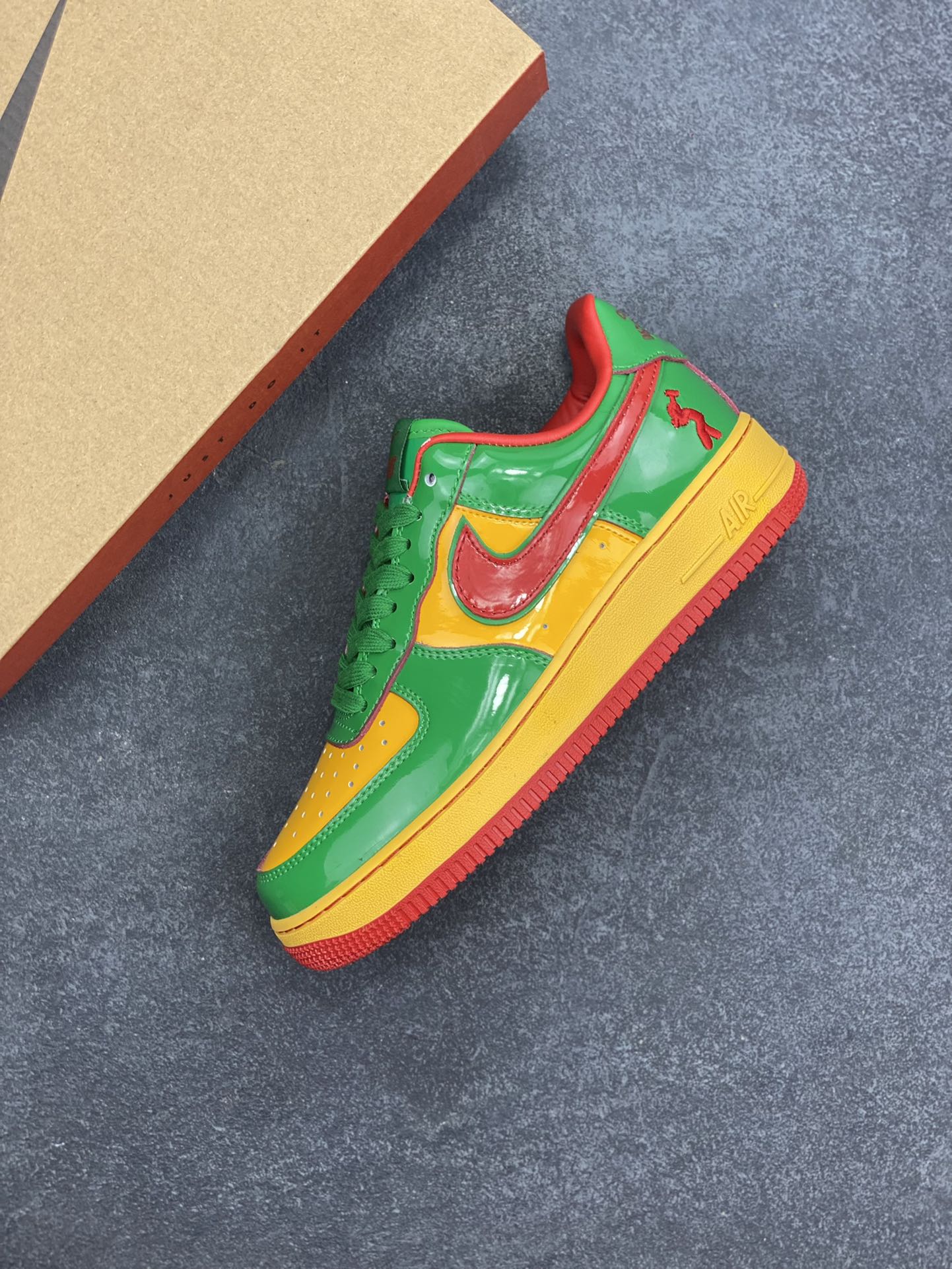 图片[7]-Nike Air Force 1 Low 镜面绿金红 空军一号低帮运动休闲板鞋 原楦头原纸板 打造纯正空军版型#专注外贸渠道 全掌内置蜂窝气垫 #原盒配件 原厂中底钢印、拉帮完美 货号：IH4383-300 尺码：36 36.5 37.5 38 38.5 39 40 40.5 41 42 42.5 43 44 44.5 45-选品中心