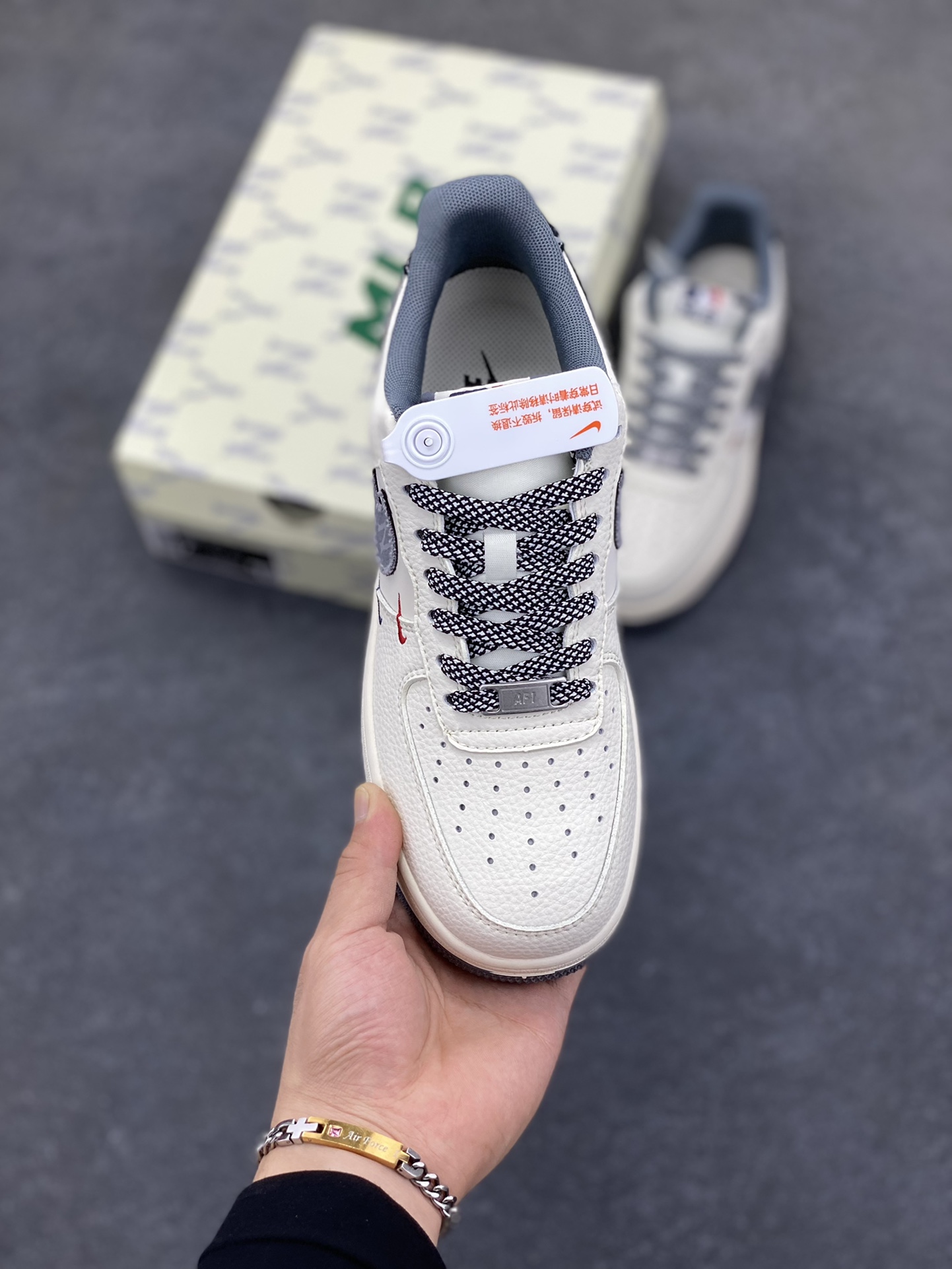 图片[2]-Nike Air Force 1 \’07 Low “MLB联名——红蓝双勾米灰”空军一号 低帮 运动鞋 休闲鞋 折边针车 工艺难度大 原楦头原纸板 原装鞋盒 定制五金配件 内置全掌气垫 原厂鞋底 货号：QW5606-264 尺码：36 36.5 37.5 38 38.5 39 40 40.5 41 42 42.5 43 44 44.5 45-选品中心