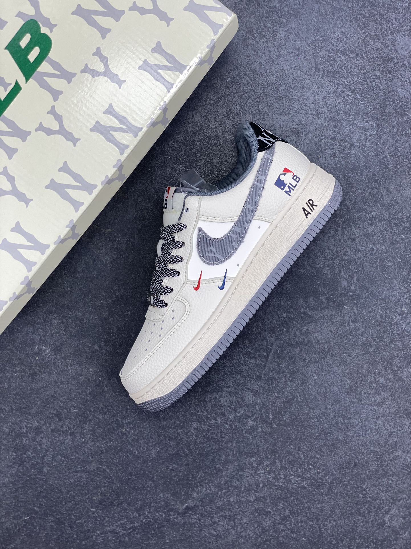 图片[7]-Nike Air Force 1 \’07 Low “MLB联名——红蓝双勾米灰”空军一号 低帮 运动鞋 休闲鞋 折边针车 工艺难度大 原楦头原纸板 原装鞋盒 定制五金配件 内置全掌气垫 原厂鞋底 货号：QW5606-264 尺码：36 36.5 37.5 38 38.5 39 40 40.5 41 42 42.5 43 44 44.5 45-选品中心