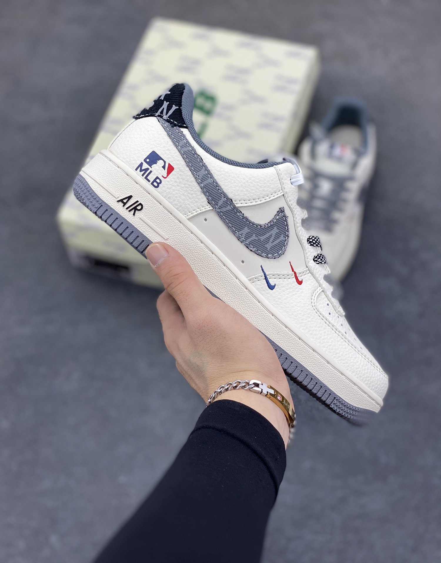 Nike Air Force 1 \’07 Low “MLB联名——红蓝双勾米灰”空军一号 低帮 运动鞋 休闲鞋 折边针车 工艺难度大 原楦头原纸板 原装鞋盒 定制五金配件 内置全掌气垫 原厂鞋底 货号:QW5606-264 尺码:36 36.5 37.5 38 38.5 39 40 40.5 41 42 42.5 43 44 44.5 45-选品中心