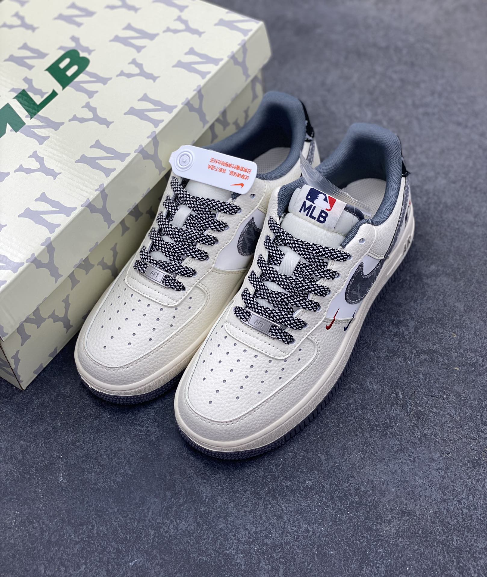 图片[8]-Nike Air Force 1 \’07 Low “MLB联名——红蓝双勾米灰”空军一号 低帮 运动鞋 休闲鞋 折边针车 工艺难度大 原楦头原纸板 原装鞋盒 定制五金配件 内置全掌气垫 原厂鞋底 货号：QW5606-264 尺码：36 36.5 37.5 38 38.5 39 40 40.5 41 42 42.5 43 44 44.5 45-选品中心