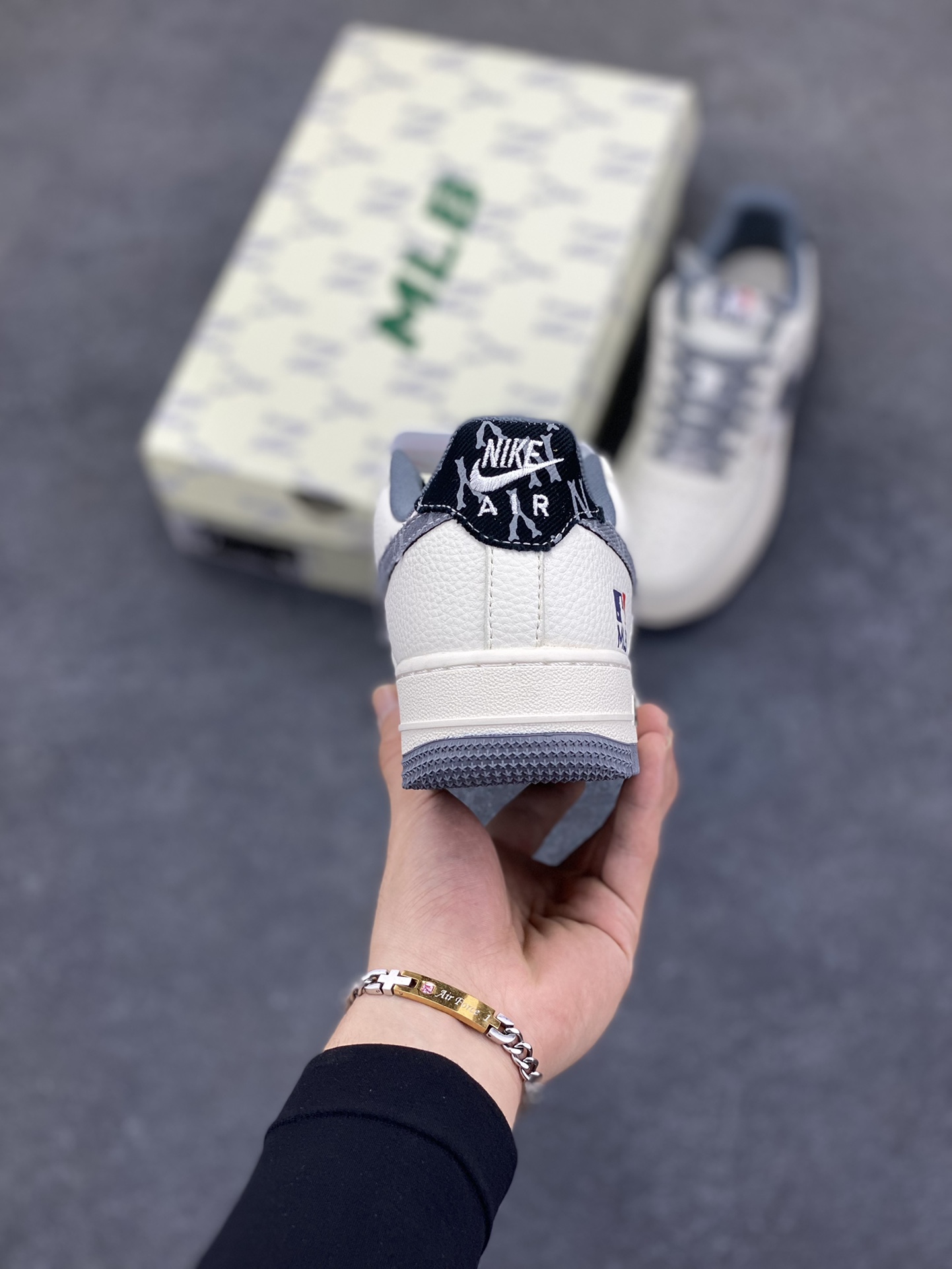 图片[4]-Nike Air Force 1 \’07 Low “MLB联名——红蓝双勾米灰”空军一号 低帮 运动鞋 休闲鞋 折边针车 工艺难度大 原楦头原纸板 原装鞋盒 定制五金配件 内置全掌气垫 原厂鞋底 货号：QW5606-264 尺码：36 36.5 37.5 38 38.5 39 40 40.5 41 42 42.5 43 44 44.5 45-选品中心