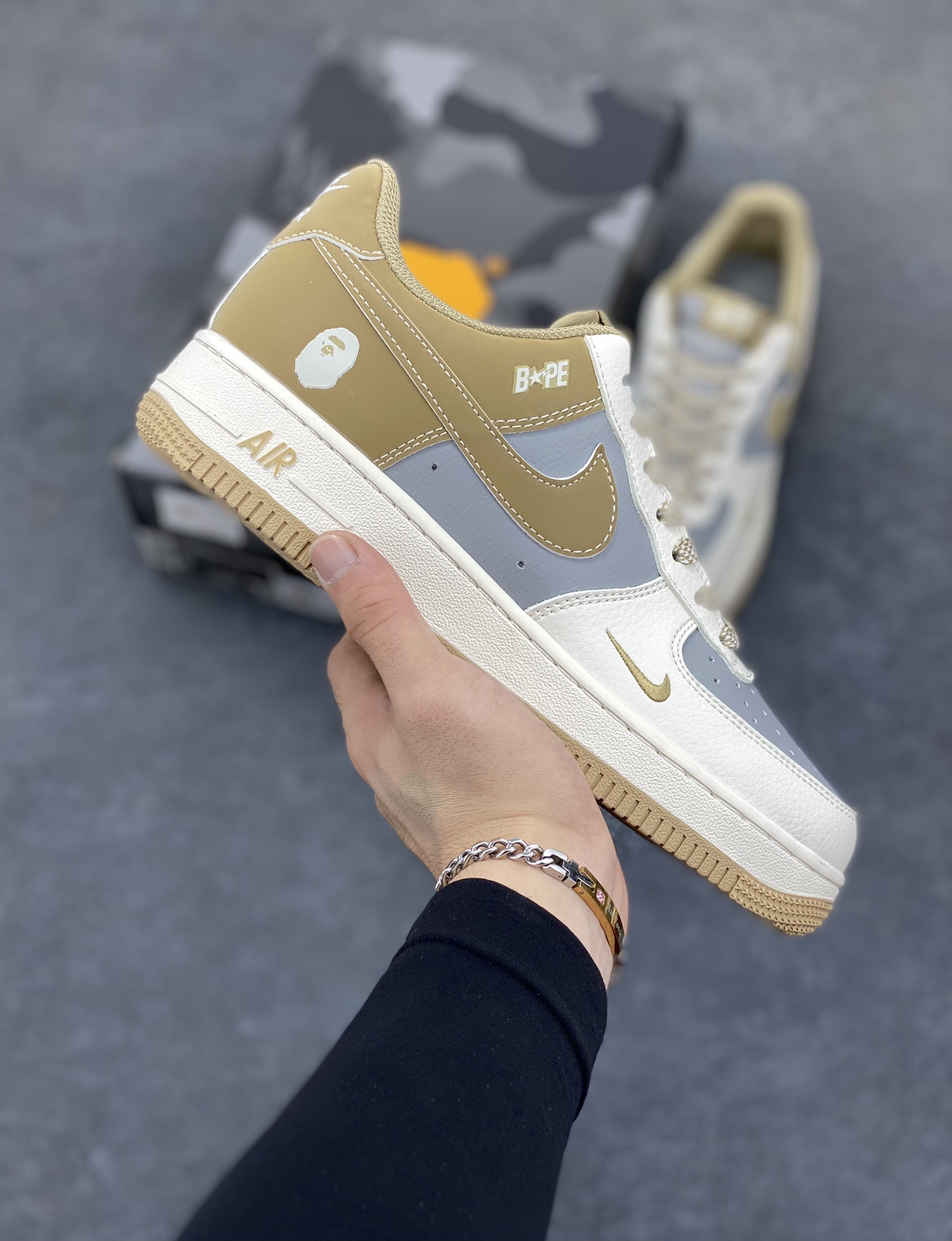 福利特价 NIke Air Force 1 \’07 Low “Bape联名——卡其米白灰”空军一号 低帮 运动鞋 休闲鞋 折边针车 工艺难度大 原楦头原纸板 原装鞋盒 定制五金配件 内置全掌气垫 原厂鞋底 货号:BB6566-208 尺码:36 36.5 37.5 38 38.5 39 40 40.5 41 42 42.5 43 44 44.5 45-选品中心