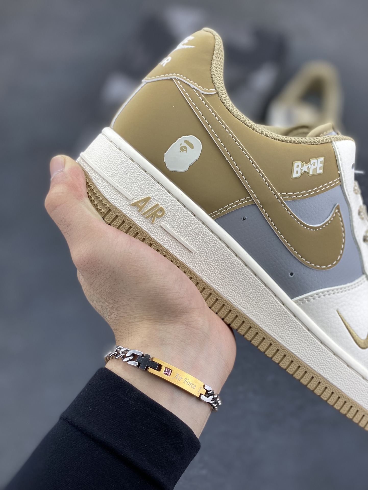 图片[6]-福利特价 NIke Air Force 1 \’07 Low “Bape联名——卡其米白灰”空军一号 低帮 运动鞋 休闲鞋 折边针车 工艺难度大 原楦头原纸板 原装鞋盒 定制五金配件 内置全掌气垫 原厂鞋底 货号：BB6566-208 尺码：36 36.5 37.5 38 38.5 39 40 40.5 41 42 42.5 43 44 44.5 45-选品中心