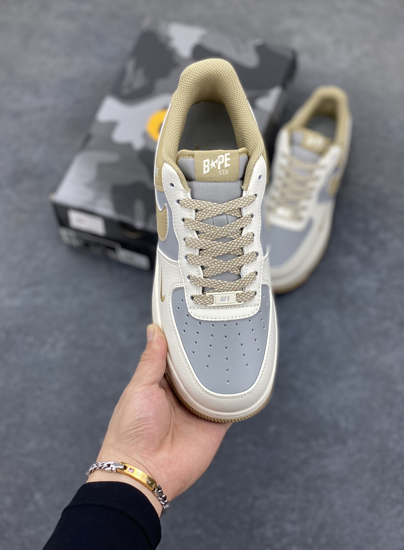 图片[2]-福利特价 NIke Air Force 1 \’07 Low “Bape联名——卡其米白灰”空军一号 低帮 运动鞋 休闲鞋 折边针车 工艺难度大 原楦头原纸板 原装鞋盒 定制五金配件 内置全掌气垫 原厂鞋底 货号：BB6566-208 尺码：36 36.5 37.5 38 38.5 39 40 40.5 41 42 42.5 43 44 44.5 45-选品中心