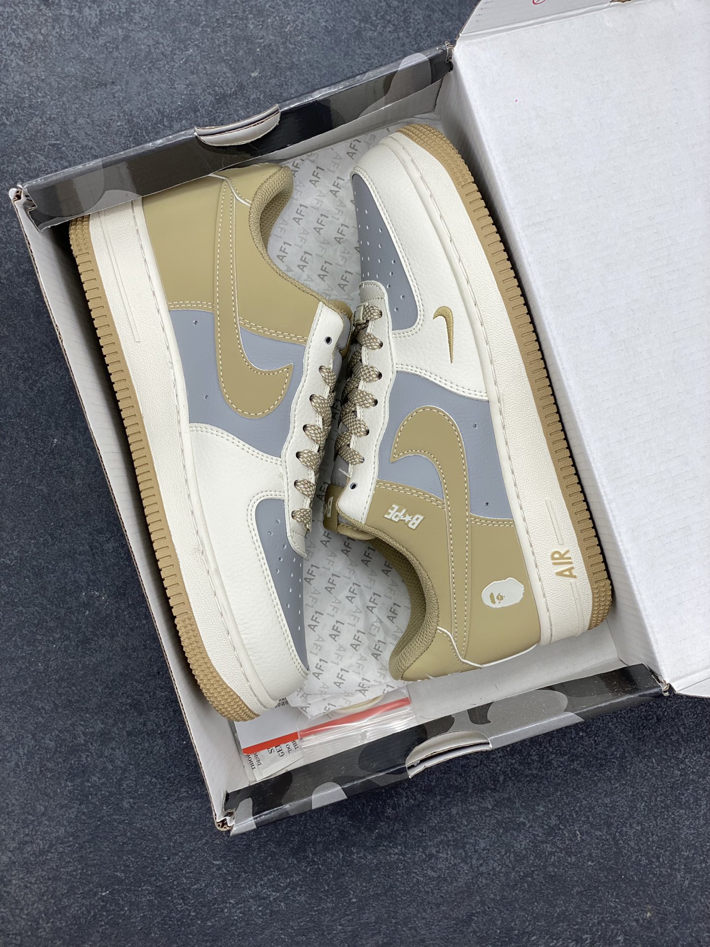 图片[9]-福利特价 NIke Air Force 1 \’07 Low “Bape联名——卡其米白灰”空军一号 低帮 运动鞋 休闲鞋 折边针车 工艺难度大 原楦头原纸板 原装鞋盒 定制五金配件 内置全掌气垫 原厂鞋底 货号：BB6566-208 尺码：36 36.5 37.5 38 38.5 39 40 40.5 41 42 42.5 43 44 44.5 45-选品中心