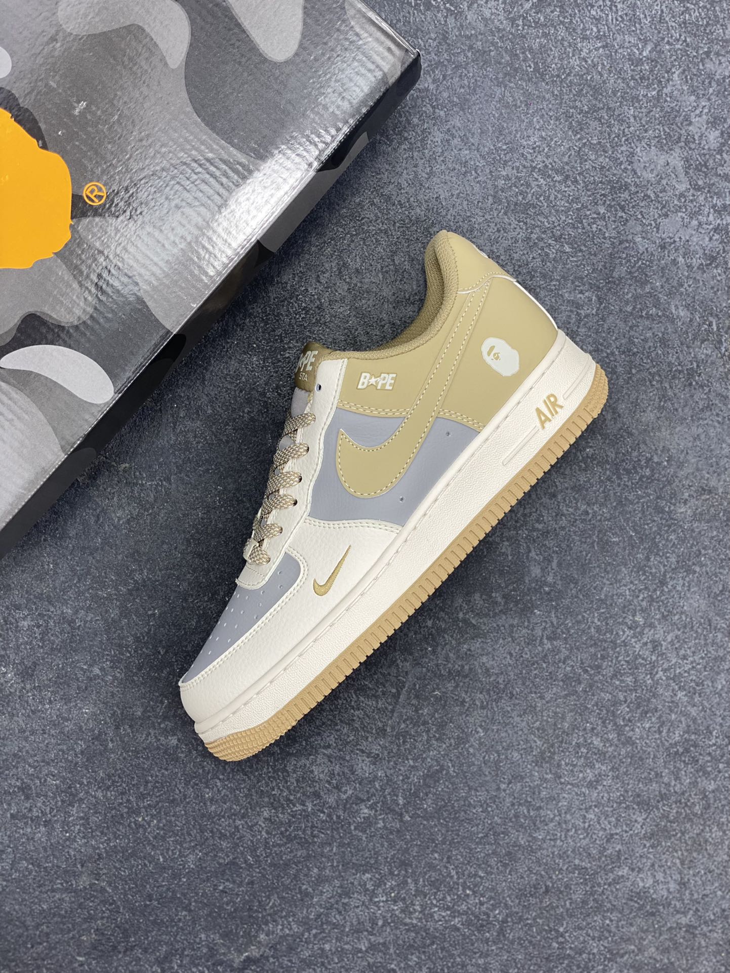 图片[7]-福利特价 NIke Air Force 1 \’07 Low “Bape联名——卡其米白灰”空军一号 低帮 运动鞋 休闲鞋 折边针车 工艺难度大 原楦头原纸板 原装鞋盒 定制五金配件 内置全掌气垫 原厂鞋底 货号：BB6566-208 尺码：36 36.5 37.5 38 38.5 39 40 40.5 41 42 42.5 43 44 44.5 45-选品中心