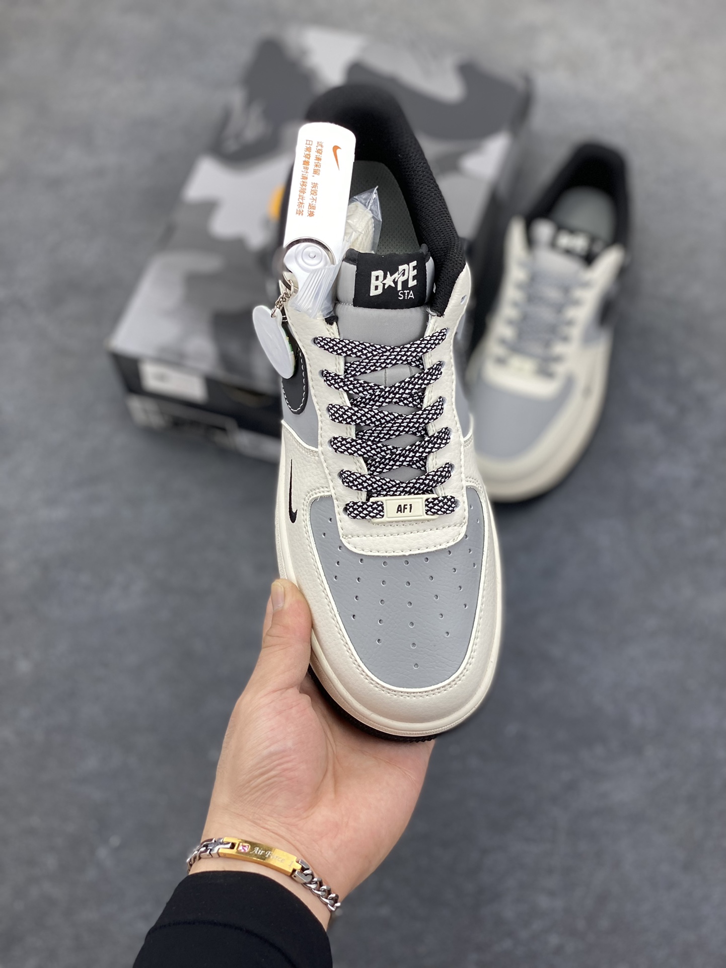 图片[2]-福利特价 NIke Air Force 1 \’07 Low “Bape联名–米灰黑”空军一号 低帮 运动鞋 休闲鞋 折边针车 工艺难度大 原楦头原纸板 原装鞋盒 定制五金配件 内置全掌气垫 原厂鞋底 货号：BB6566-209 尺码：36 36.5 37.5 38 38.5 39 40 40.5 41 42 42.5 43 44 44.5 45-选品中心