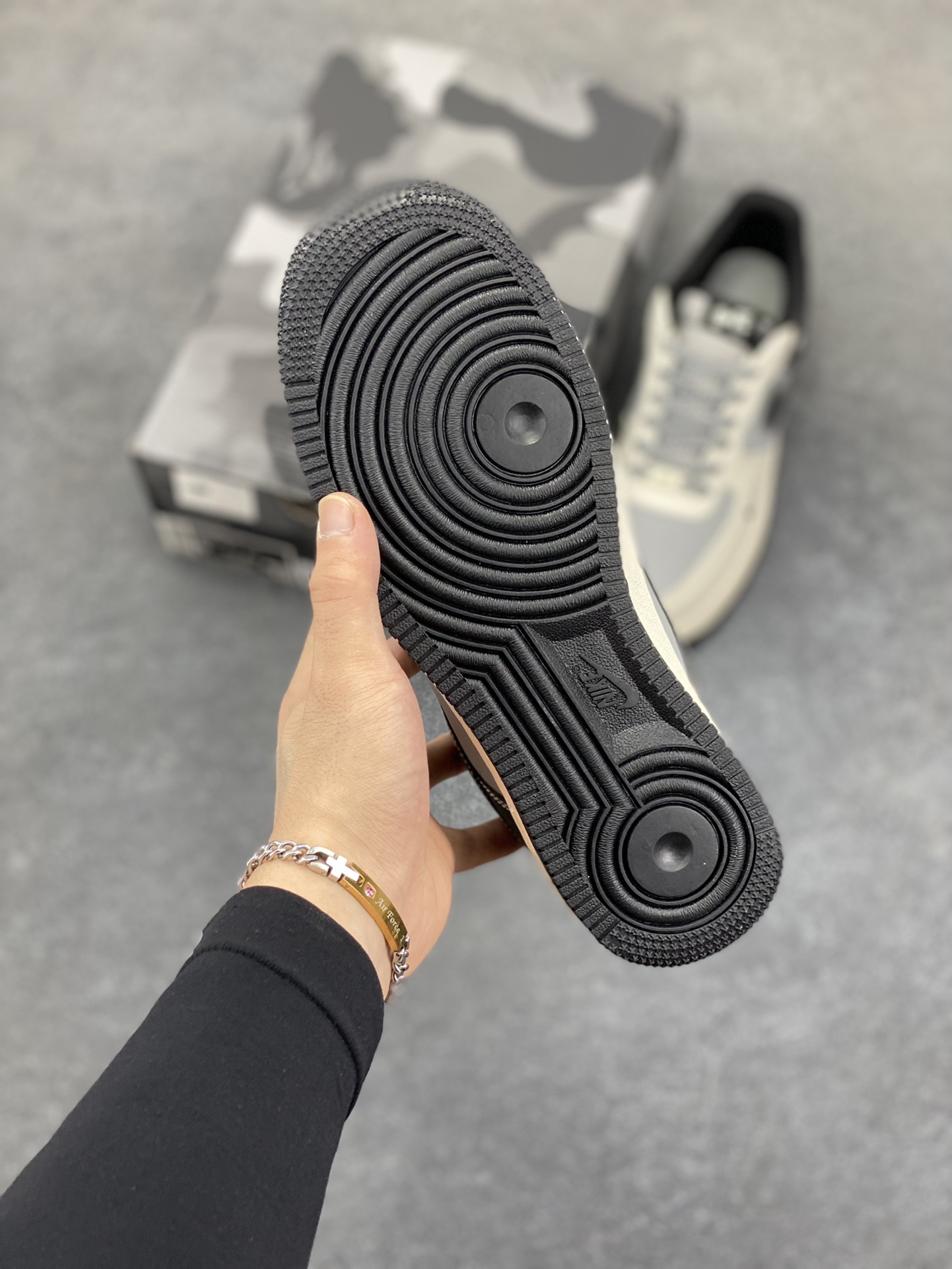 图片[5]-福利特价 NIke Air Force 1 \’07 Low “Bape联名–米灰黑”空军一号 低帮 运动鞋 休闲鞋 折边针车 工艺难度大 原楦头原纸板 原装鞋盒 定制五金配件 内置全掌气垫 原厂鞋底 货号：BB6566-209 尺码：36 36.5 37.5 38 38.5 39 40 40.5 41 42 42.5 43 44 44.5 45-选品中心