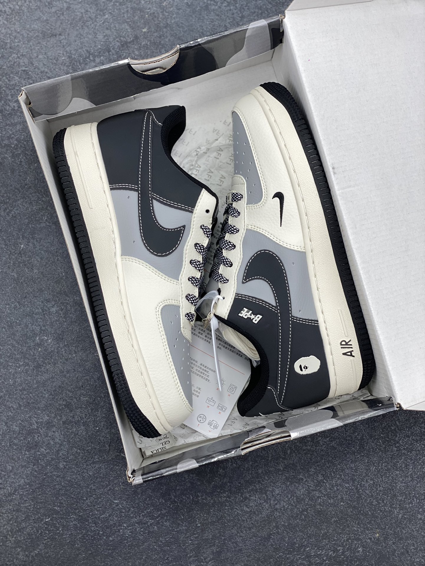 图片[9]-福利特价 NIke Air Force 1 \’07 Low “Bape联名–米灰黑”空军一号 低帮 运动鞋 休闲鞋 折边针车 工艺难度大 原楦头原纸板 原装鞋盒 定制五金配件 内置全掌气垫 原厂鞋底 货号：BB6566-209 尺码：36 36.5 37.5 38 38.5 39 40 40.5 41 42 42.5 43 44 44.5 45-选品中心