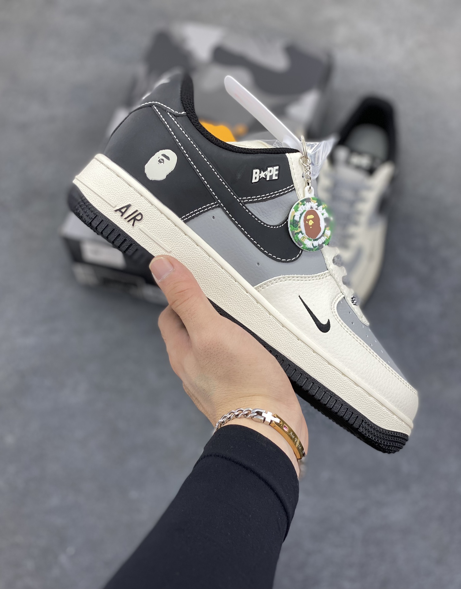 福利特价 NIke Air Force 1 \’07 Low “Bape联名–米灰黑”空军一号 低帮 运动鞋 休闲鞋 折边针车 工艺难度大 原楦头原纸板 原装鞋盒 定制五金配件 内置全掌气垫 原厂鞋底 货号:BB6566-209 尺码:36 36.5 37.5 38 38.5 39 40 40.5 41 42 42.5 43 44 44.5 45-选品中心