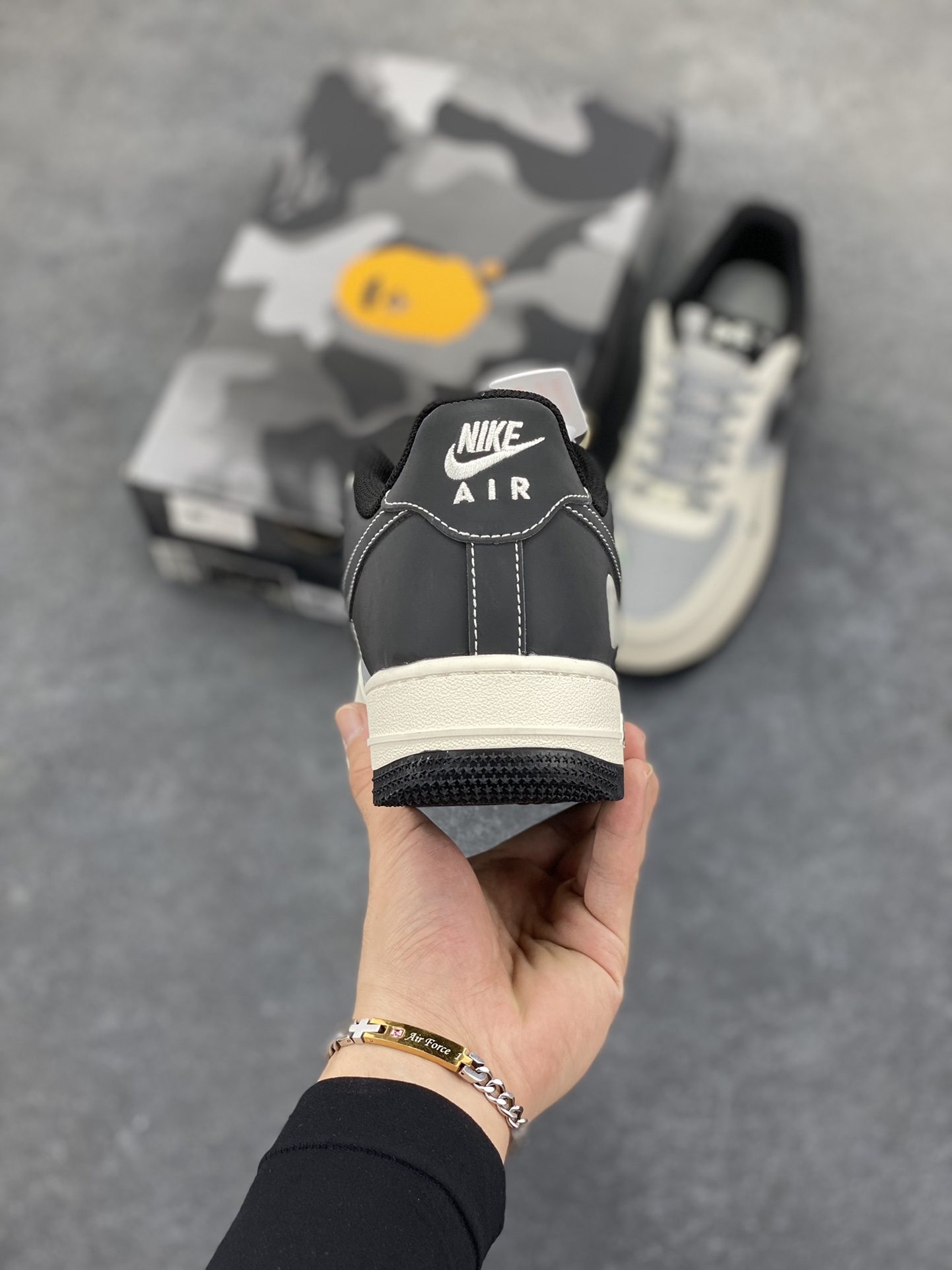 图片[4]-福利特价 NIke Air Force 1 \’07 Low “Bape联名–米灰黑”空军一号 低帮 运动鞋 休闲鞋 折边针车 工艺难度大 原楦头原纸板 原装鞋盒 定制五金配件 内置全掌气垫 原厂鞋底 货号：BB6566-209 尺码：36 36.5 37.5 38 38.5 39 40 40.5 41 42 42.5 43 44 44.5 45-选品中心