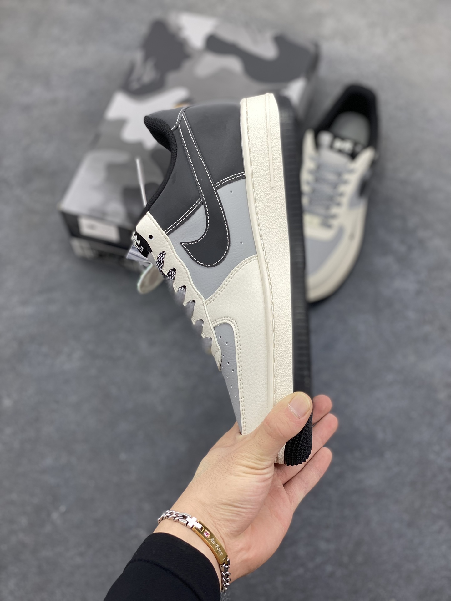 图片[3]-福利特价 NIke Air Force 1 \’07 Low “Bape联名–米灰黑”空军一号 低帮 运动鞋 休闲鞋 折边针车 工艺难度大 原楦头原纸板 原装鞋盒 定制五金配件 内置全掌气垫 原厂鞋底 货号：BB6566-209 尺码：36 36.5 37.5 38 38.5 39 40 40.5 41 42 42.5 43 44 44.5 45-选品中心