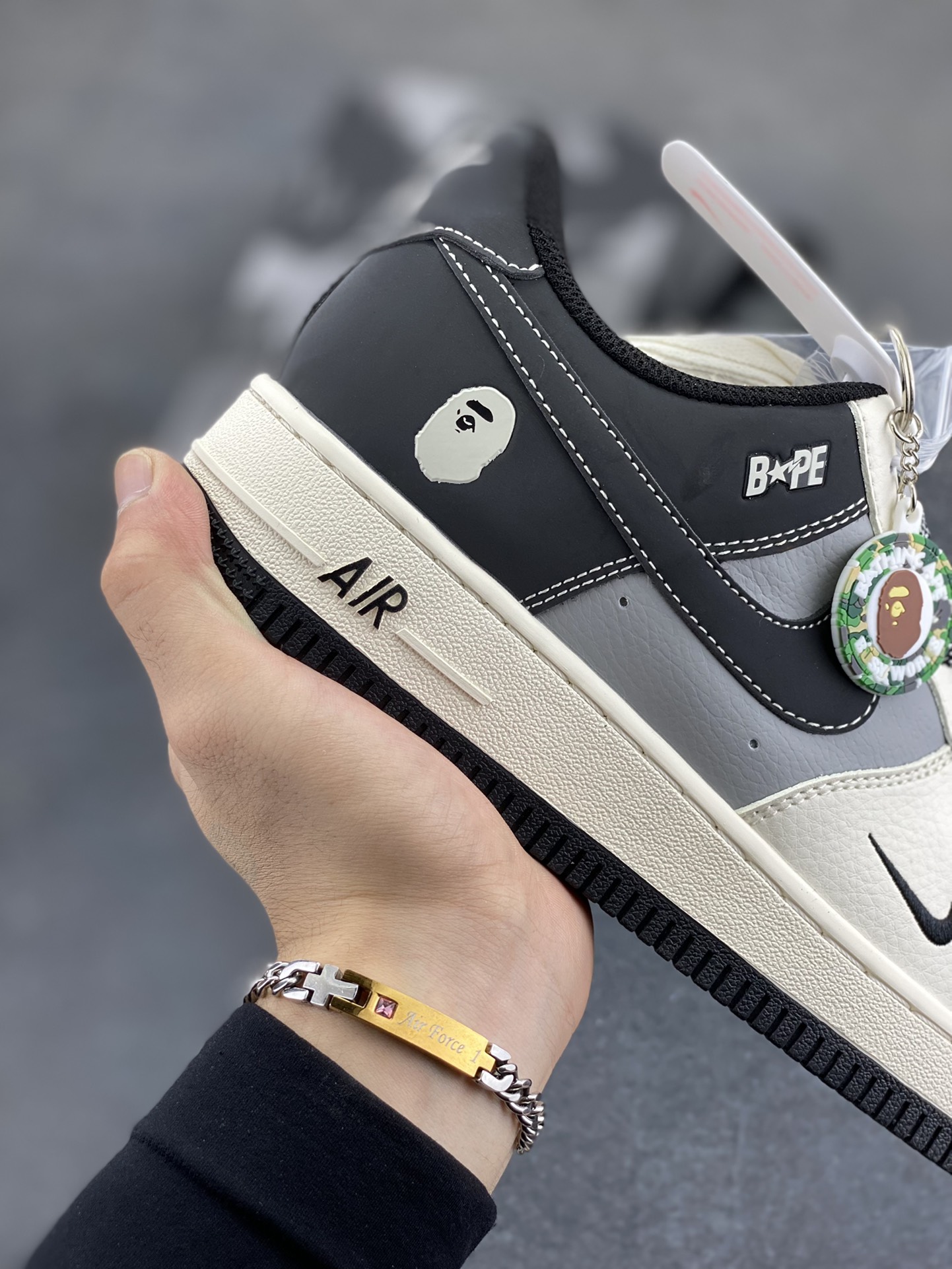 图片[6]-福利特价 NIke Air Force 1 \’07 Low “Bape联名–米灰黑”空军一号 低帮 运动鞋 休闲鞋 折边针车 工艺难度大 原楦头原纸板 原装鞋盒 定制五金配件 内置全掌气垫 原厂鞋底 货号：BB6566-209 尺码：36 36.5 37.5 38 38.5 39 40 40.5 41 42 42.5 43 44 44.5 45-选品中心