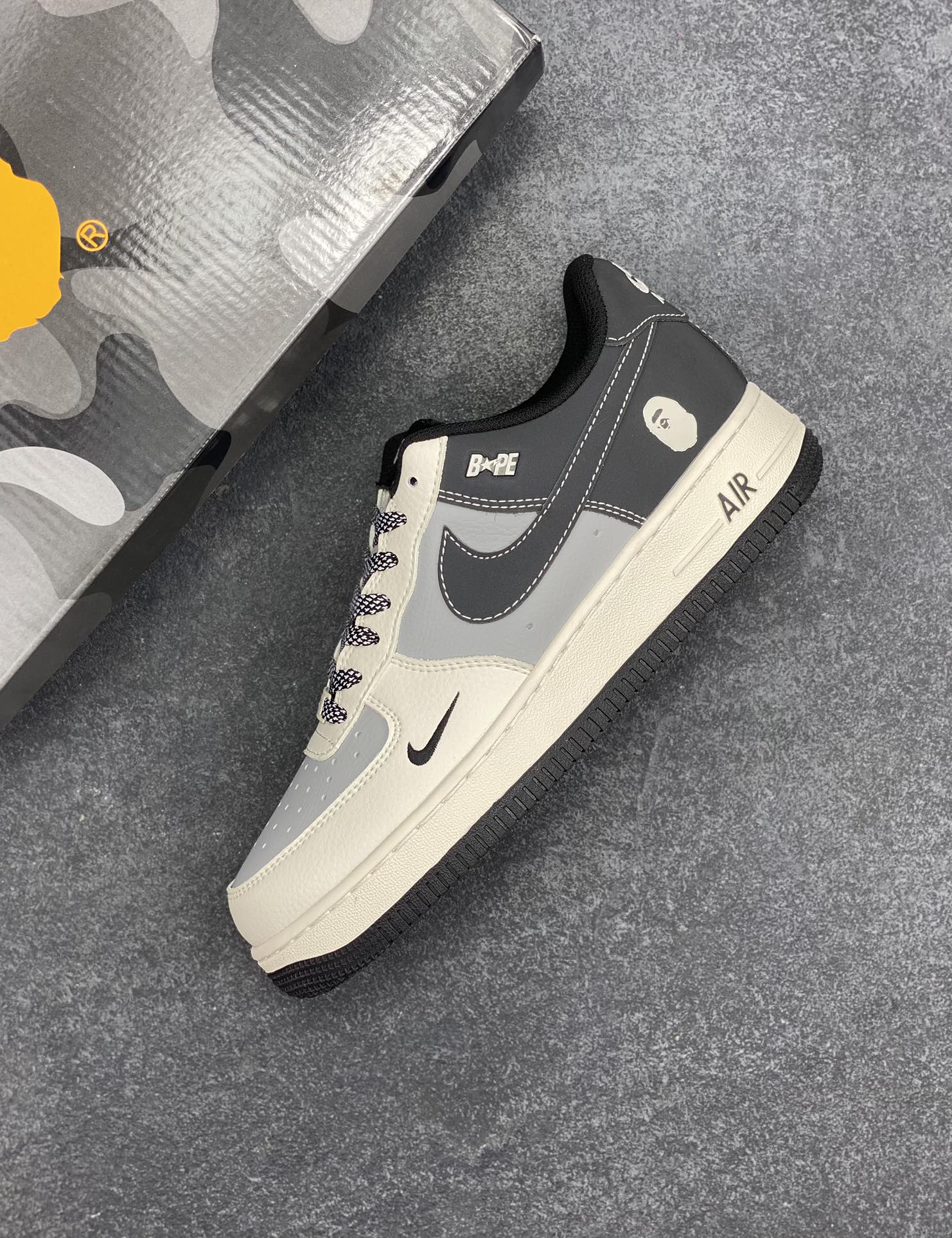 图片[7]-福利特价 NIke Air Force 1 \’07 Low “Bape联名–米灰黑”空军一号 低帮 运动鞋 休闲鞋 折边针车 工艺难度大 原楦头原纸板 原装鞋盒 定制五金配件 内置全掌气垫 原厂鞋底 货号：BB6566-209 尺码：36 36.5 37.5 38 38.5 39 40 40.5 41 42 42.5 43 44 44.5 45-选品中心