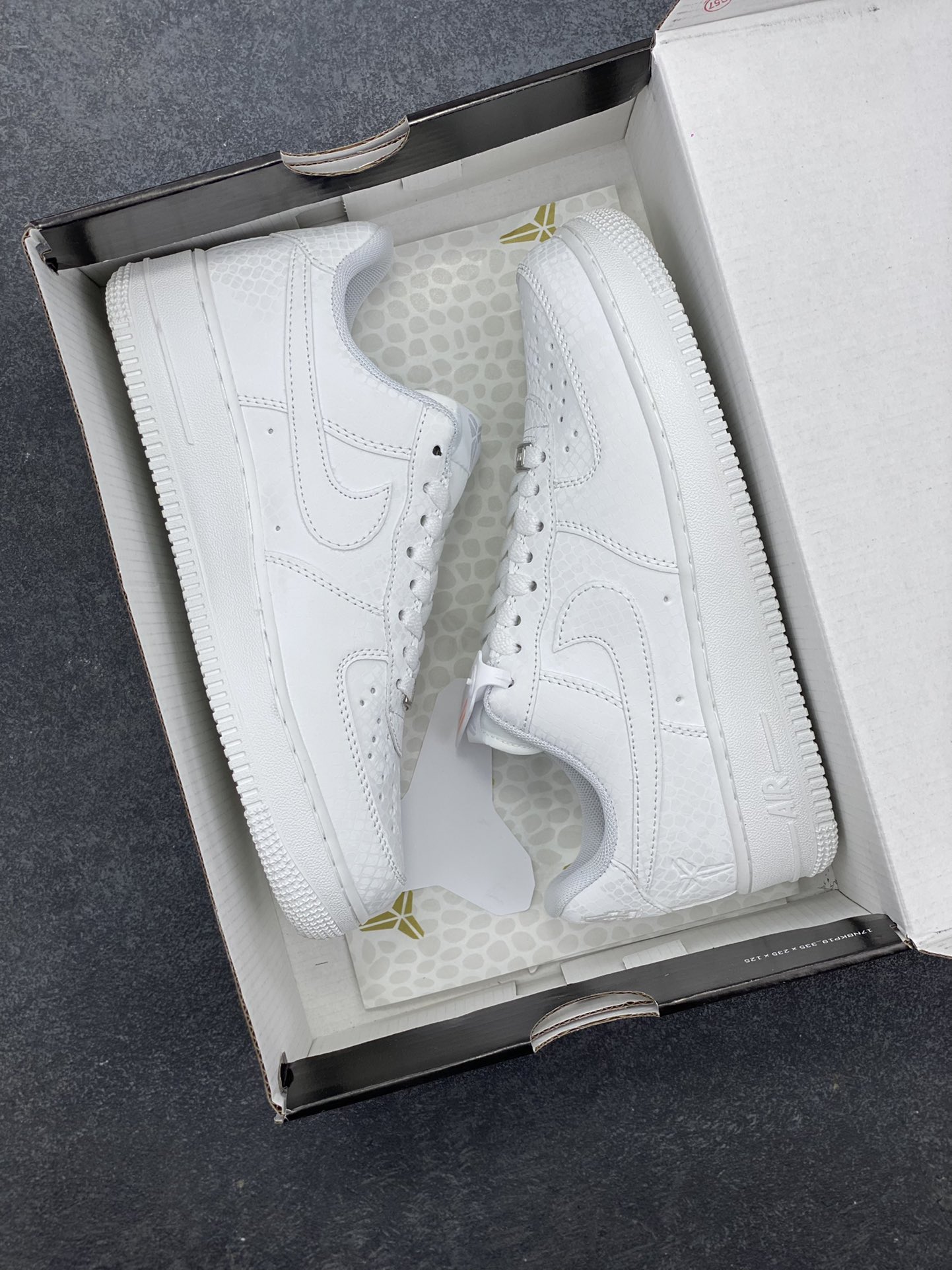 图片[9]-Nike Air Force 1 Low 科比 空军一号低帮运动休闲板鞋 原楦头原纸板 打造纯正空军版型 专注外贸渠道 全掌内置蜂窝气垫 原盒配件 原厂中底钢印、拉帮完美 货号：IB0018-100 尺码：36 36.5 37.5 38 38.5 39 40 40.5 41 42 42.5 43 44 44.5 45-选品中心