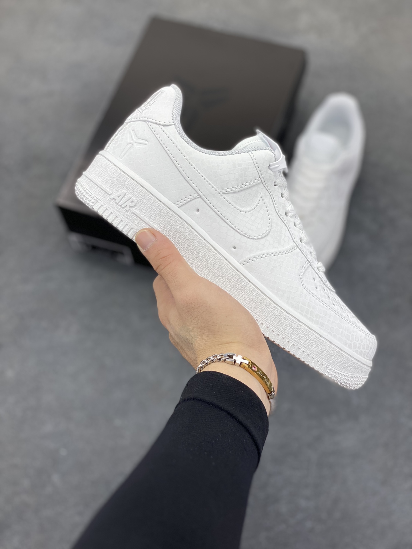 Nike Air Force 1 Low 科比 空军一号低帮运动休闲板鞋 原楦头原纸板 打造纯正空军版型 专注外贸渠道 全掌内置蜂窝气垫 原盒配件 原厂中底钢印、拉帮完美 货号:IB0018-100 尺码:36 36.5 37.5 38 38.5 39 40 40.5 41 42 42.5 43 44 44.5 45-选品中心