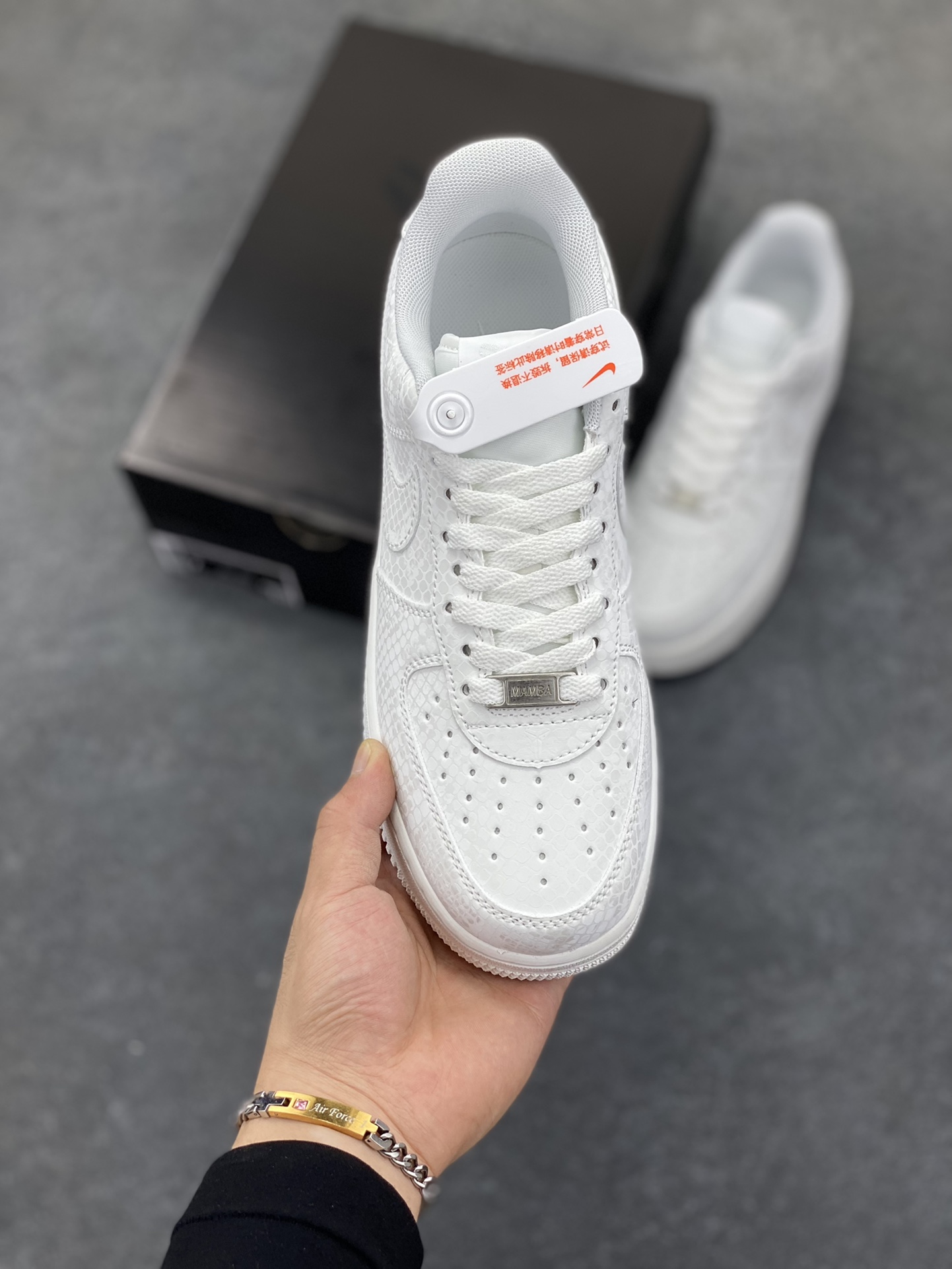 图片[2]-Nike Air Force 1 Low 科比 空军一号低帮运动休闲板鞋 原楦头原纸板 打造纯正空军版型 专注外贸渠道 全掌内置蜂窝气垫 原盒配件 原厂中底钢印、拉帮完美 货号：IB0018-100 尺码：36 36.5 37.5 38 38.5 39 40 40.5 41 42 42.5 43 44 44.5 45-选品中心