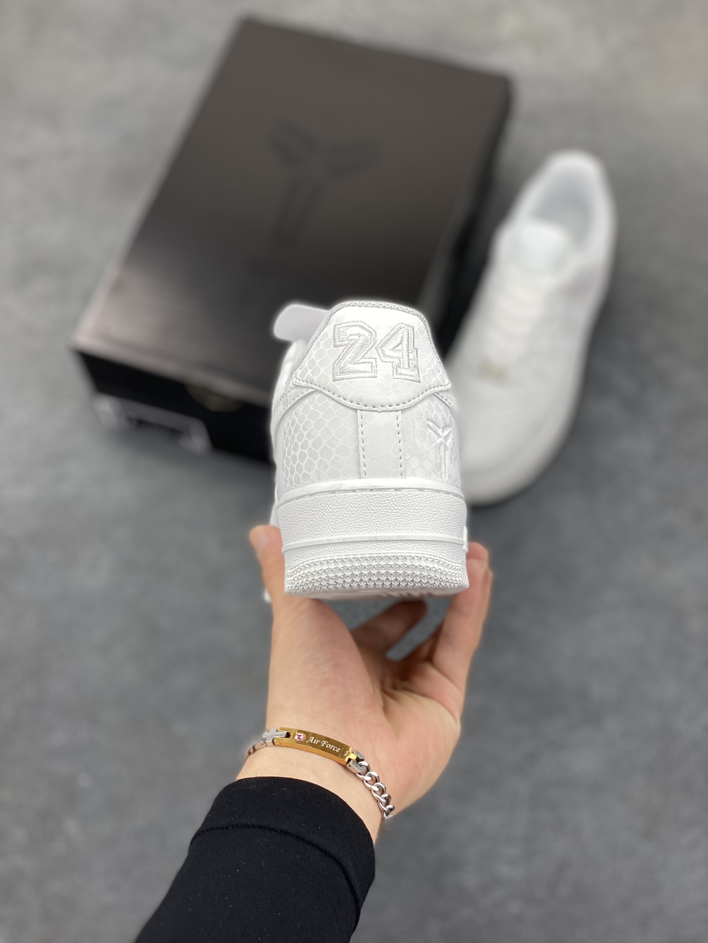 图片[4]-Nike Air Force 1 Low 科比 空军一号低帮运动休闲板鞋 原楦头原纸板 打造纯正空军版型 专注外贸渠道 全掌内置蜂窝气垫 原盒配件 原厂中底钢印、拉帮完美 货号：IB0018-100 尺码：36 36.5 37.5 38 38.5 39 40 40.5 41 42 42.5 43 44 44.5 45-选品中心