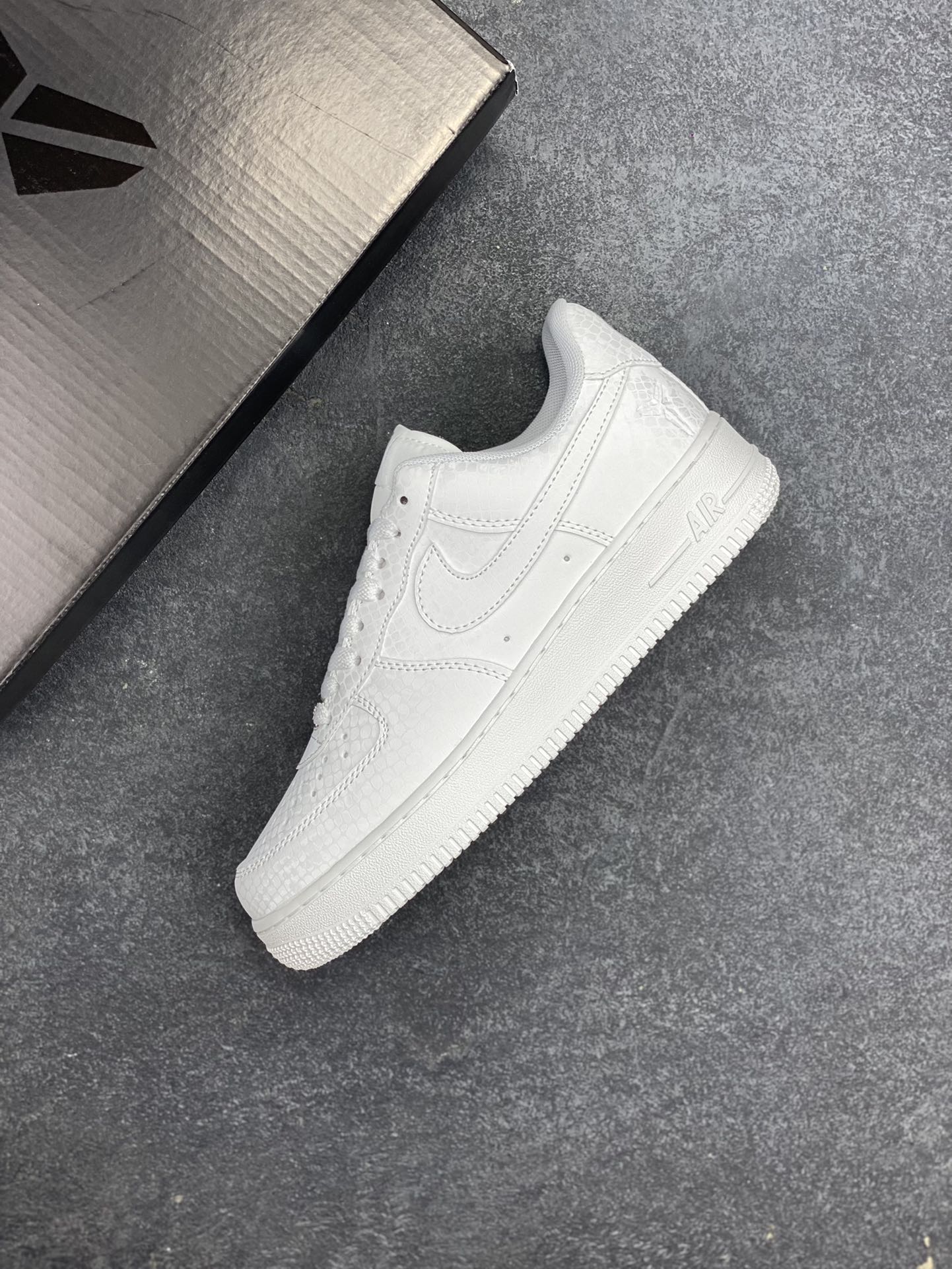 图片[7]-Nike Air Force 1 Low 科比 空军一号低帮运动休闲板鞋 原楦头原纸板 打造纯正空军版型 专注外贸渠道 全掌内置蜂窝气垫 原盒配件 原厂中底钢印、拉帮完美 货号：IB0018-100 尺码：36 36.5 37.5 38 38.5 39 40 40.5 41 42 42.5 43 44 44.5 45-选品中心