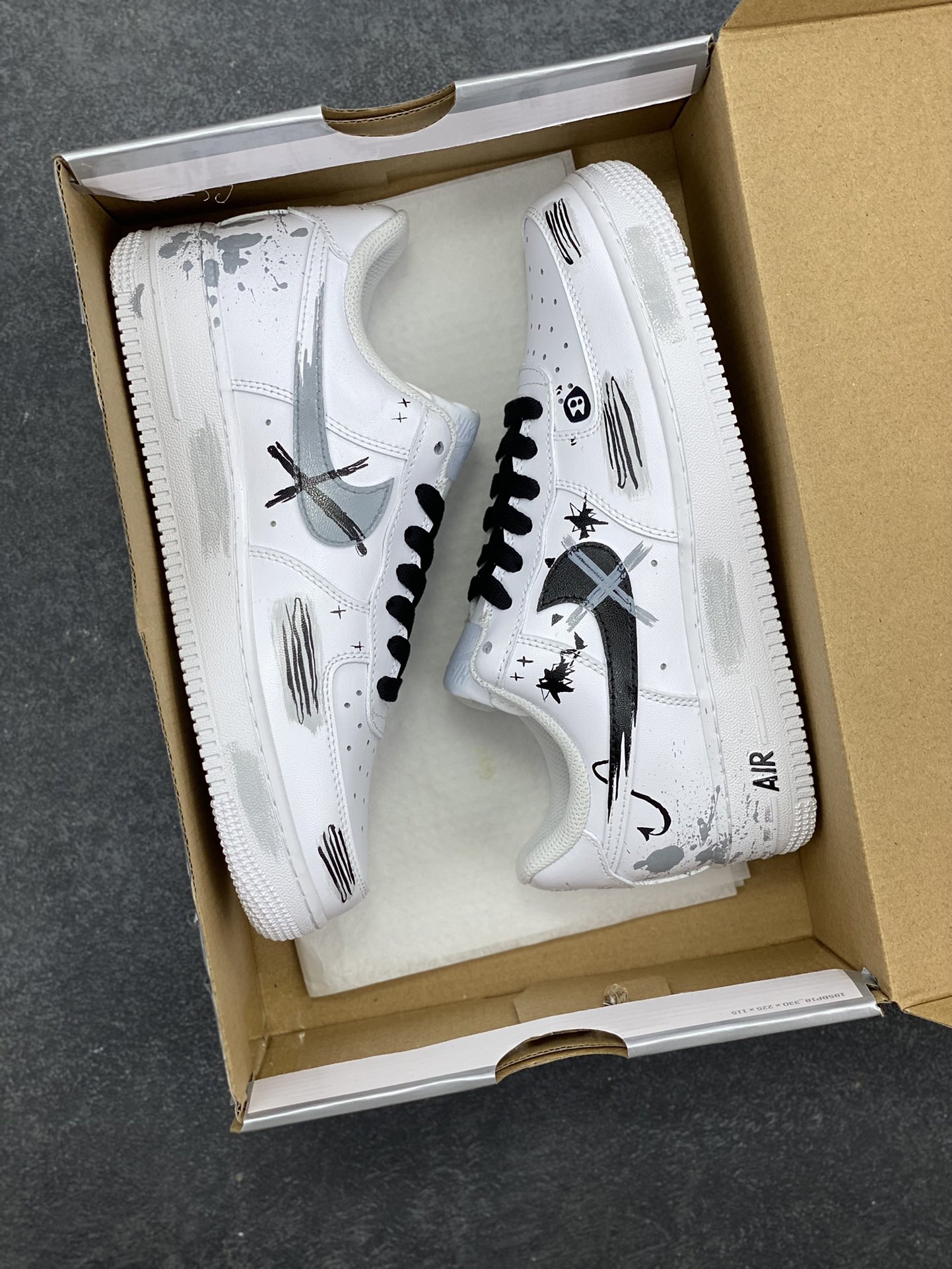 图片[9]-【定制球鞋】纯手工绘画Nike Air Force 1 空军一号 手绘 涂鸦 街头 泼墨 潮流 耐磨 低帮 板鞋 男女同款 白黑色折边针车 工艺难度大 原楦头原纸板 原装鞋盒 定制五金配件 内置全掌气垫 原厂鞋底 货号：CW2288-111 尺码：36 36.5 37.5 38 38.5 39 40 405. 41 42 42.5 43 44 44.5 45-选品中心