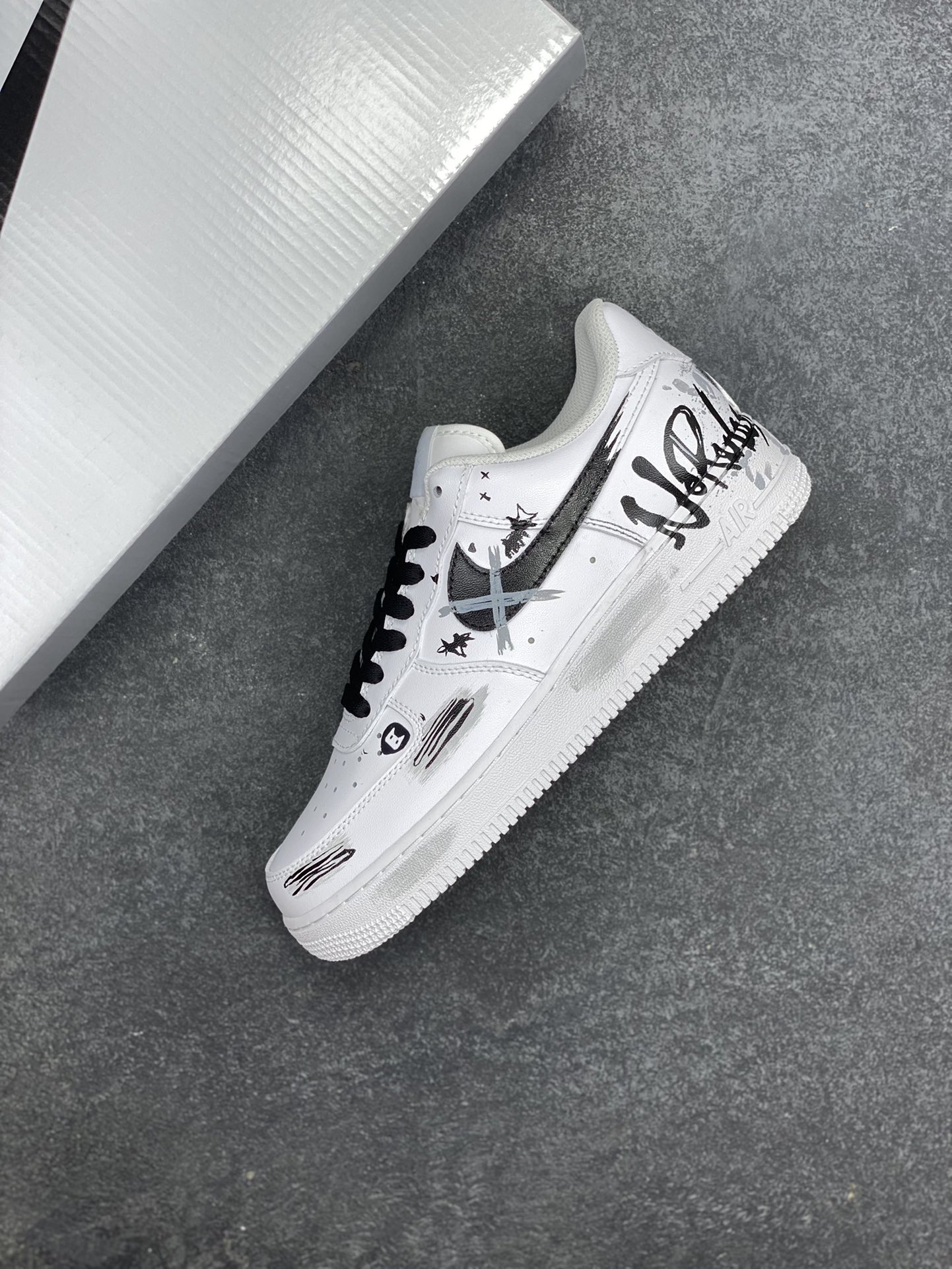 图片[7]-【定制球鞋】纯手工绘画Nike Air Force 1 空军一号 手绘 涂鸦 街头 泼墨 潮流 耐磨 低帮 板鞋 男女同款 白黑色折边针车 工艺难度大 原楦头原纸板 原装鞋盒 定制五金配件 内置全掌气垫 原厂鞋底 货号：CW2288-111 尺码：36 36.5 37.5 38 38.5 39 40 405. 41 42 42.5 43 44 44.5 45-选品中心
