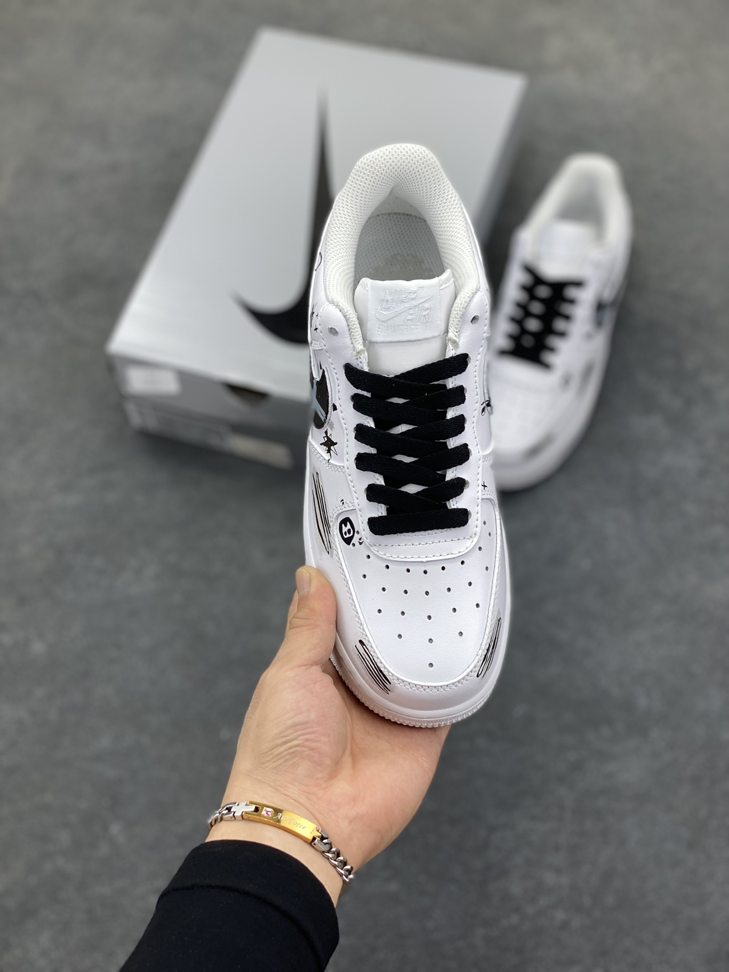 图片[2]-【定制球鞋】纯手工绘画Nike Air Force 1 空军一号 手绘 涂鸦 街头 泼墨 潮流 耐磨 低帮 板鞋 男女同款 白黑色折边针车 工艺难度大 原楦头原纸板 原装鞋盒 定制五金配件 内置全掌气垫 原厂鞋底 货号：CW2288-111 尺码：36 36.5 37.5 38 38.5 39 40 405. 41 42 42.5 43 44 44.5 45-选品中心
