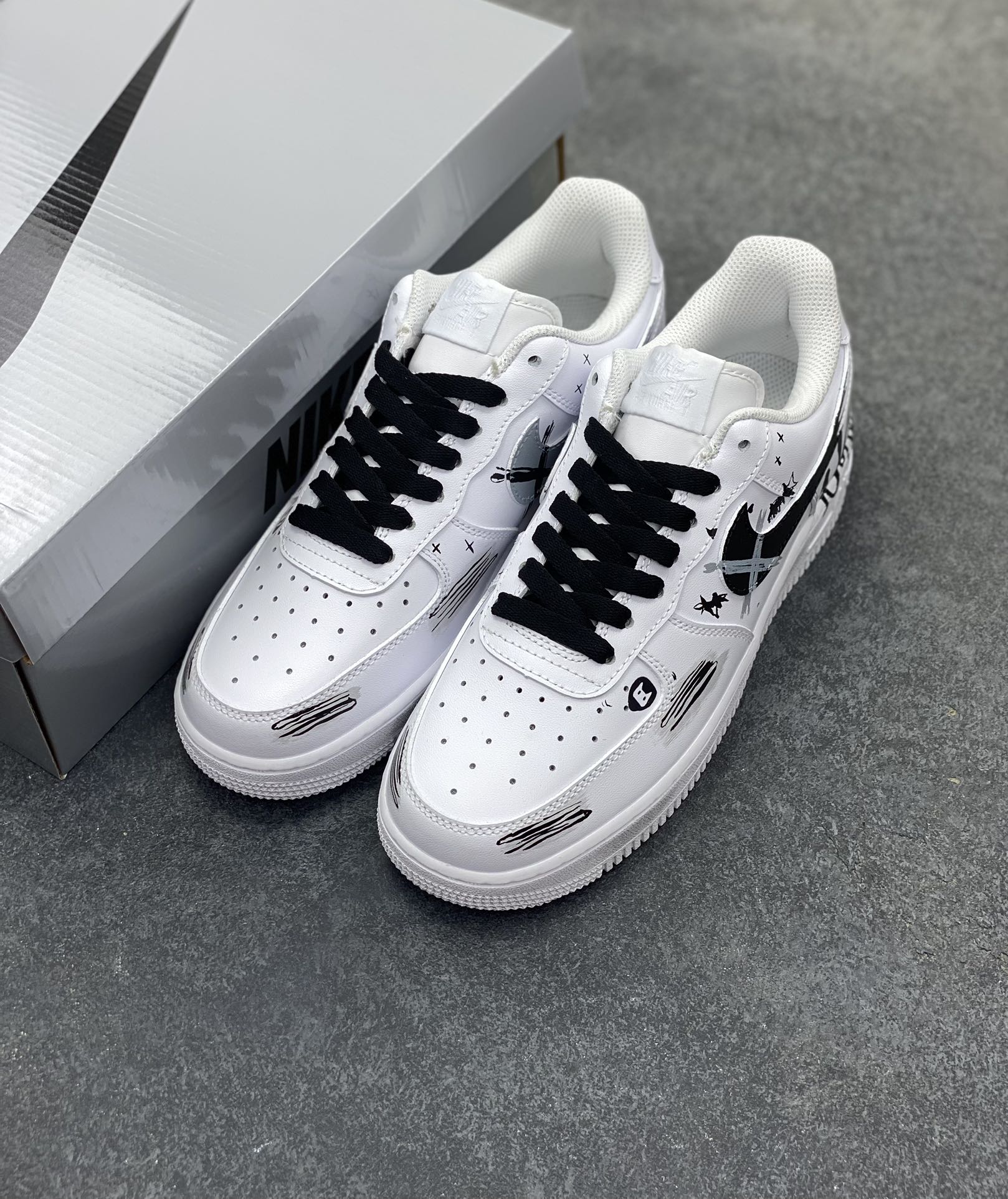 图片[8]-【定制球鞋】纯手工绘画Nike Air Force 1 空军一号 手绘 涂鸦 街头 泼墨 潮流 耐磨 低帮 板鞋 男女同款 白黑色折边针车 工艺难度大 原楦头原纸板 原装鞋盒 定制五金配件 内置全掌气垫 原厂鞋底 货号：CW2288-111 尺码：36 36.5 37.5 38 38.5 39 40 405. 41 42 42.5 43 44 44.5 45-选品中心