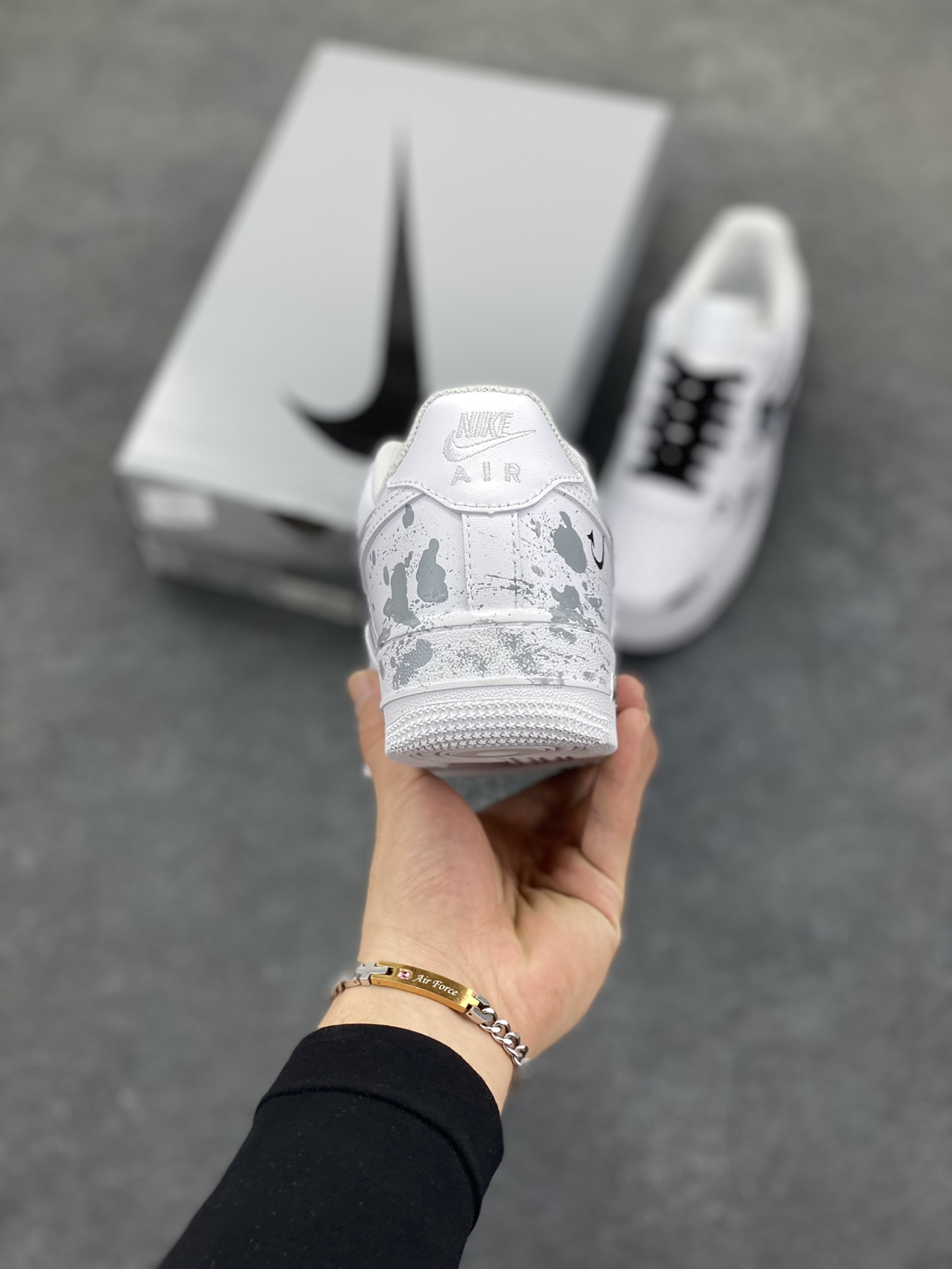 图片[4]-【定制球鞋】纯手工绘画Nike Air Force 1 空军一号 手绘 涂鸦 街头 泼墨 潮流 耐磨 低帮 板鞋 男女同款 白黑色折边针车 工艺难度大 原楦头原纸板 原装鞋盒 定制五金配件 内置全掌气垫 原厂鞋底 货号：CW2288-111 尺码：36 36.5 37.5 38 38.5 39 40 405. 41 42 42.5 43 44 44.5 45-选品中心