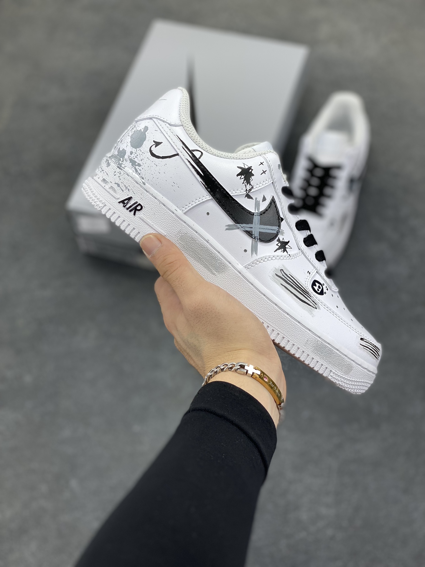 【定制球鞋】纯手工绘画Nike Air Force 1 空军一号 手绘 涂鸦 街头 泼墨 潮流 耐磨 低帮 板鞋 男女同款 白黑色折边针车 工艺难度大 原楦头原纸板 原装鞋盒 定制五金配件 内置全掌气垫 原厂鞋底 货号：CW2288-111 尺码：36 36.5 37.5 38 38.5 39 40 405. 41 42 42.5 43 44 44.5 45-选品中心
