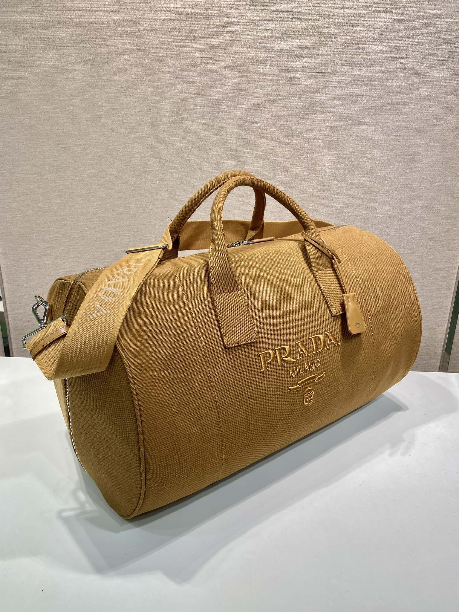 תיק ניות Prada לניפוש גברים מכותבים לנוחות נוחות, 53 ס"מ 3 i1754380385 7417 1