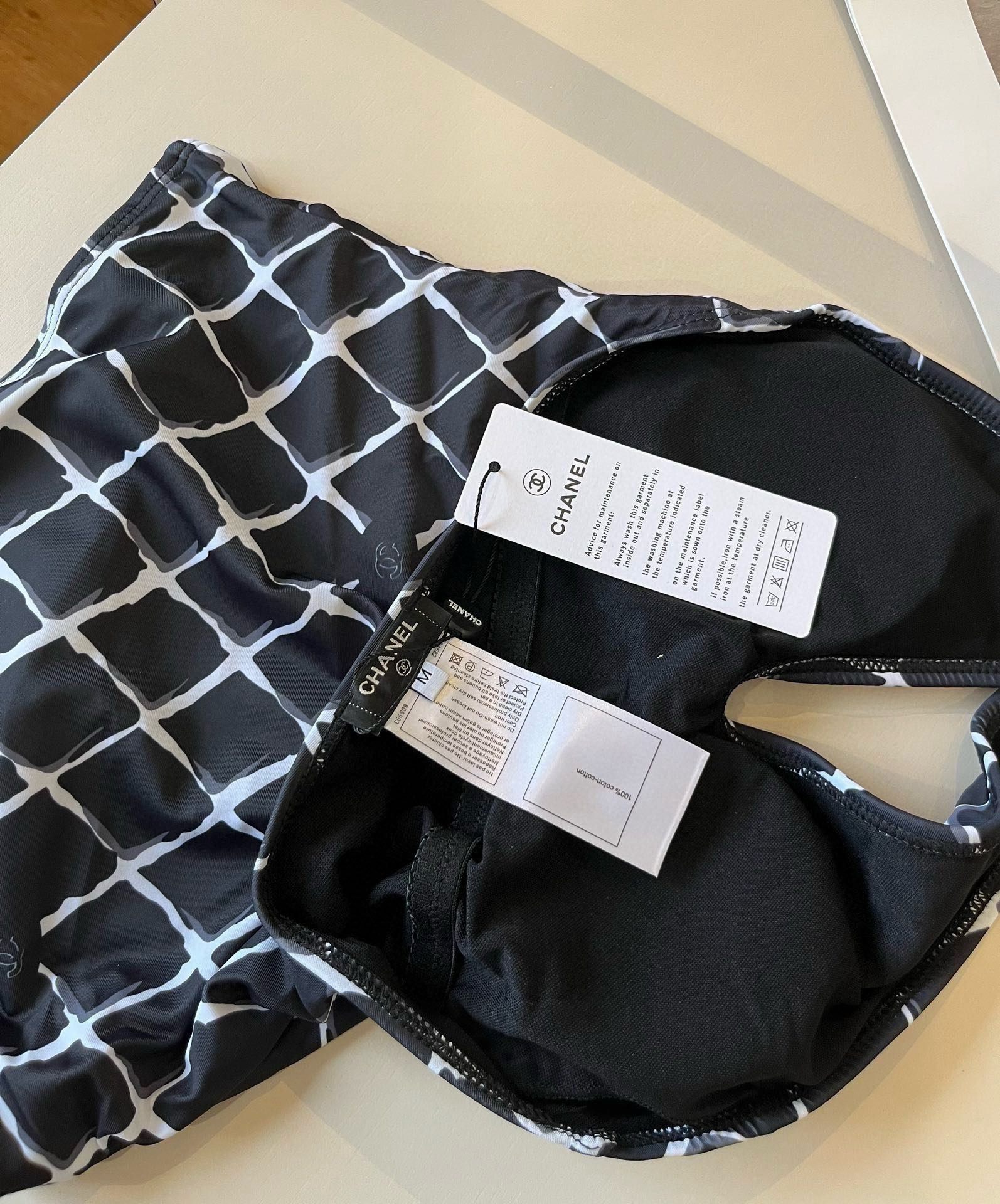 🆕
Chanel香奈儿新款连体泳衣  😍🥰适合多种场景的游泳衣🏊‍♀️海边 游泳池 温泉 水上乐园 漂流